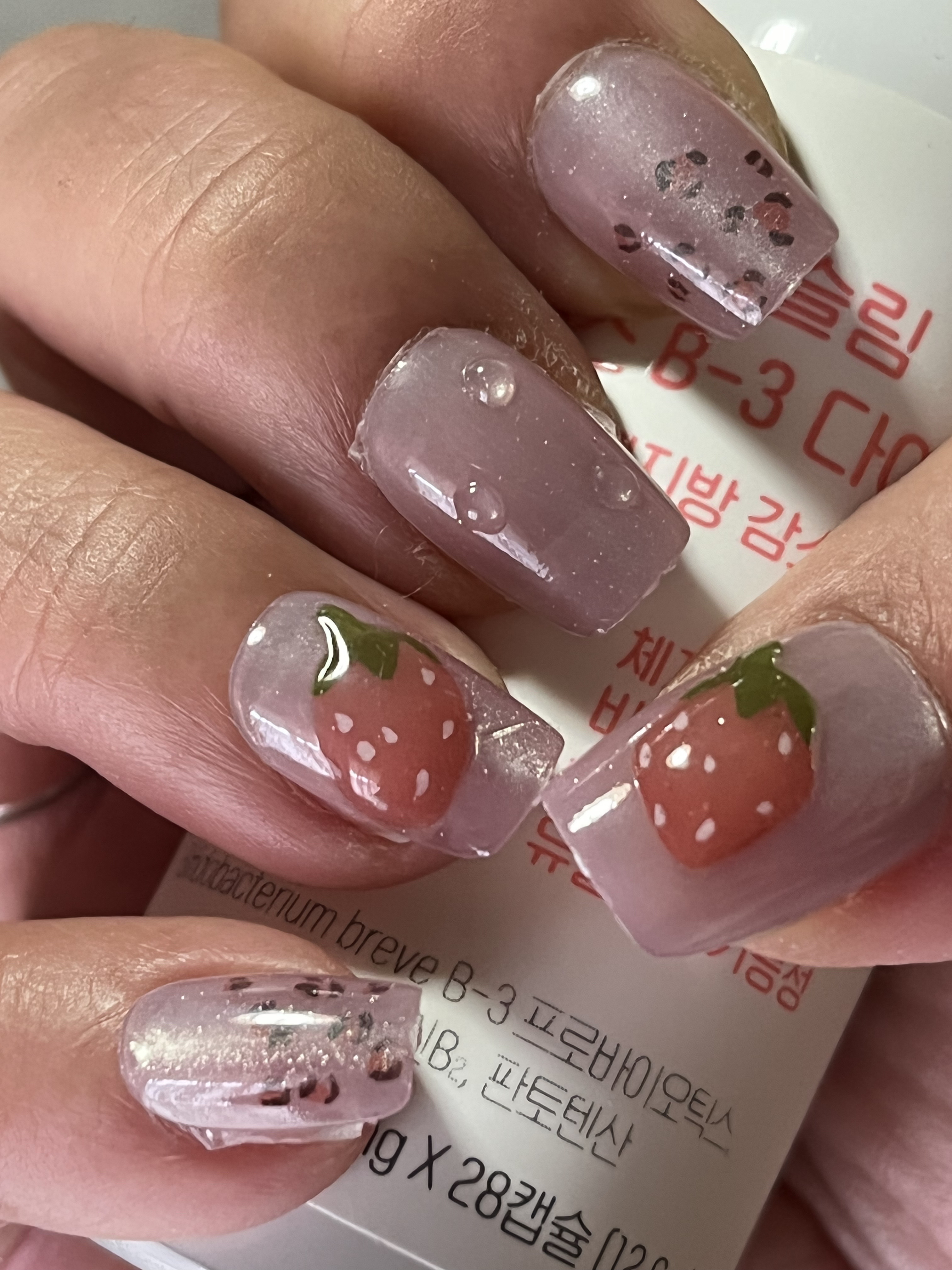 #イチゴネイルのネイルデザイン