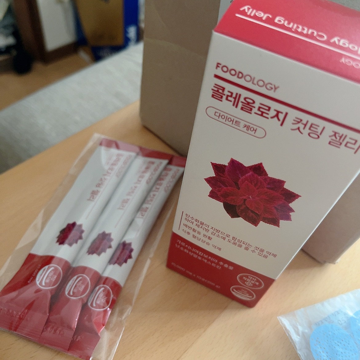 FOODOLOGY コレオロジーカットゼリー ¥2,680

10本入を購入して、3本入も付いてきた。

こちらはリピ買いです。

間食の置き換えに、お風呂上がり小腹が空いた時に、ちょうどいい。

苦味があるけどまあ耐えれる苦さ。甘さもある