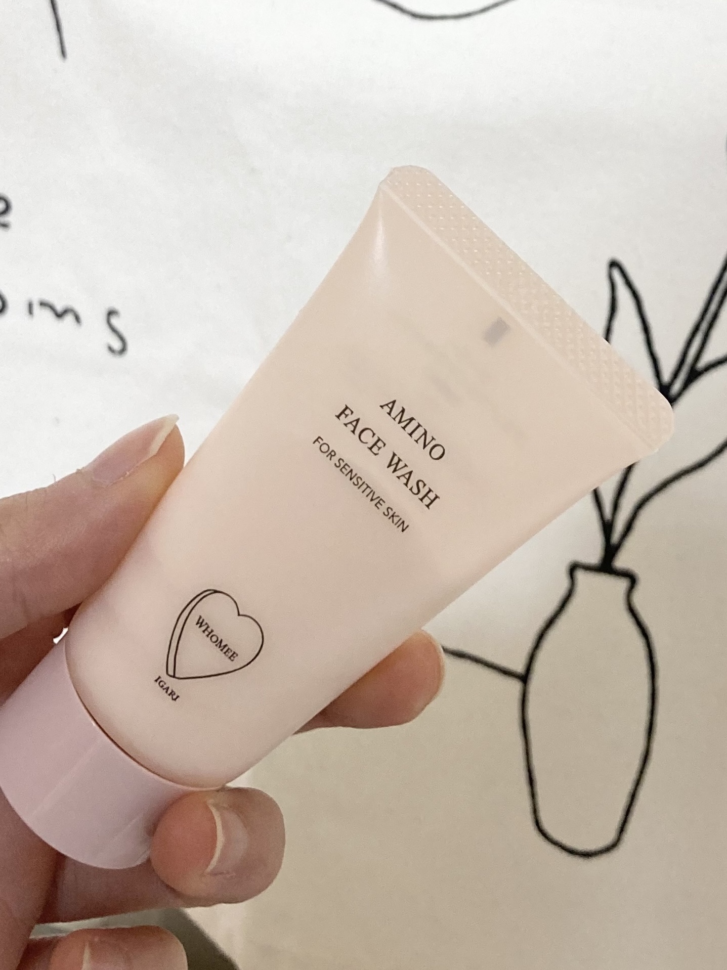 WHOMEEアミノフェイスウォッシュ
※こちらはサンプル品です

クリーム自体は（洗顔料）柔らなテクスチャーなのですが、洗って使用後はさっぱりしていて、とっても私のなかでお気に入りの洗顔！

しっとりタイプのクリームだとどうしても洗い上がり