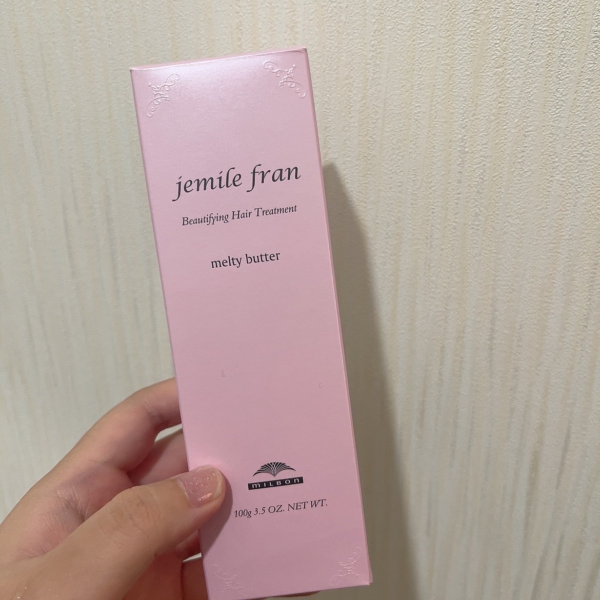ジェミールフラン メルティバター ¥2,200

ドラッグストアで買える。

とってもいい匂いのヘアトリートメント。

ピンクのパケで可愛い。

ドライヤー前に塗るとしっとり。

リピしたい。
