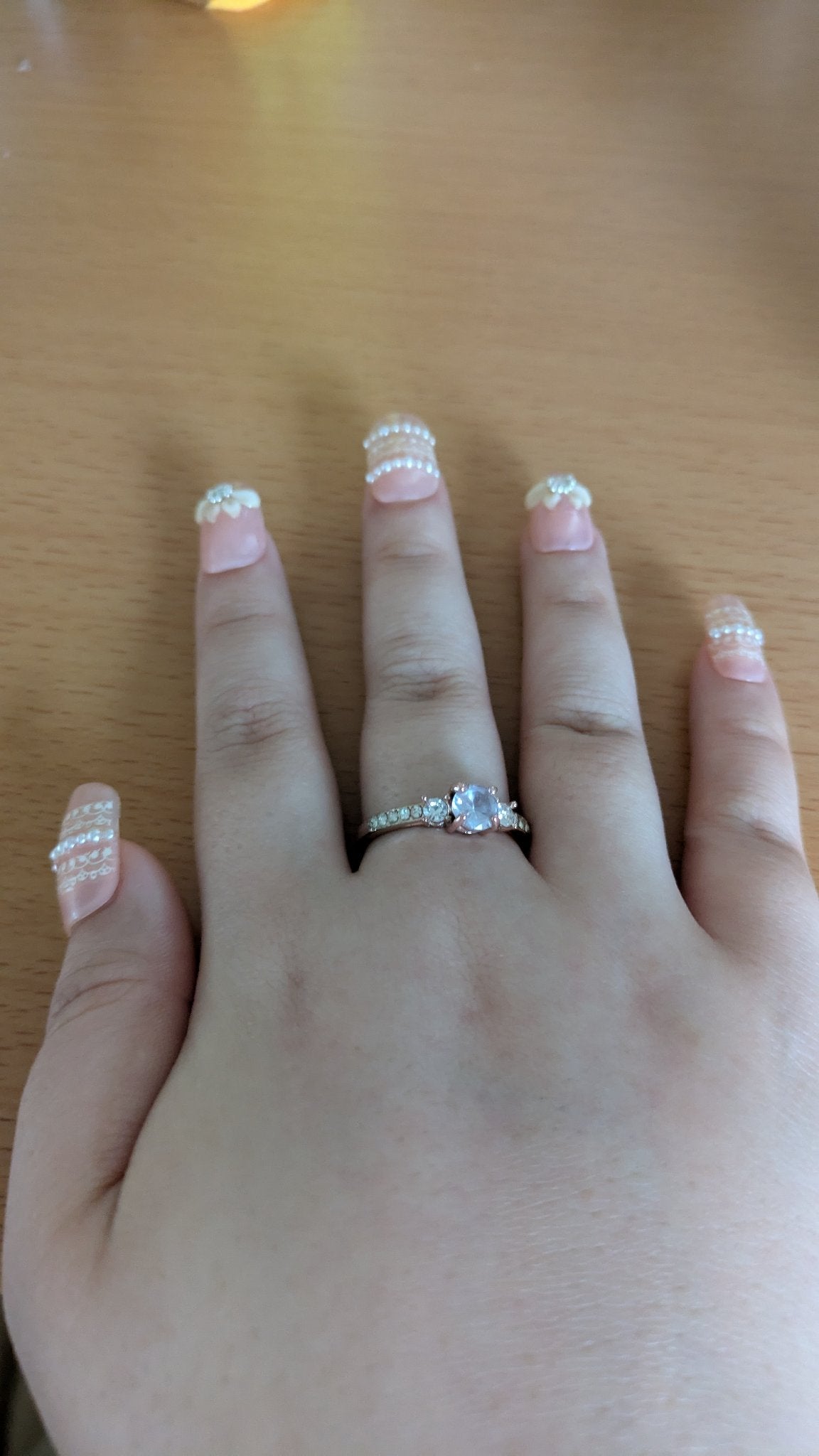 あさlead^L^ on LIPS 「久しぶりに二十歳の時に作ってもらったネイルをつけてみました😉リ..」(1枚目)