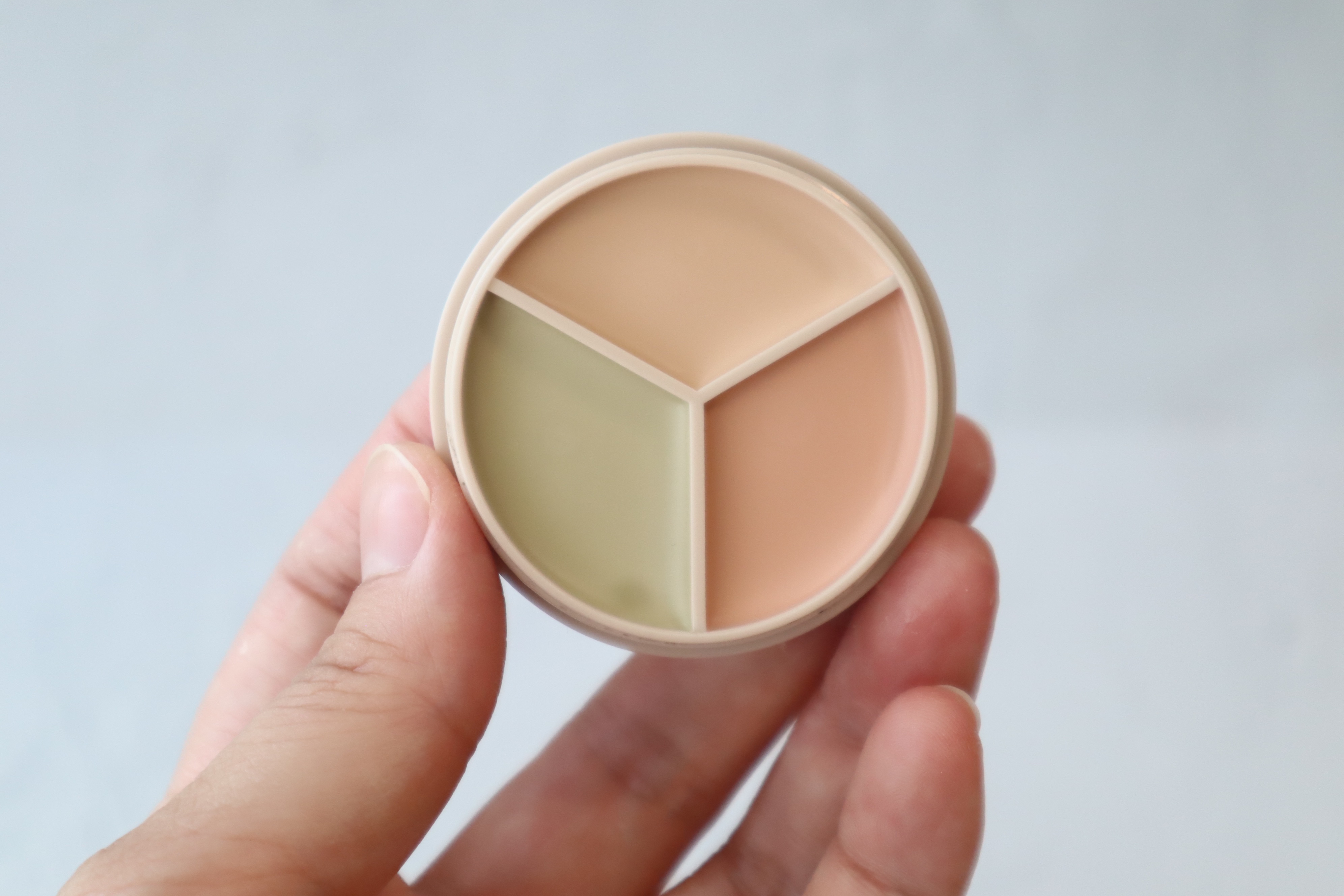 カバーパーフェクション トリプル ポット コンシーラー/the SAEM/パレットコンシーラーを使ったクチコミ（2枚目）