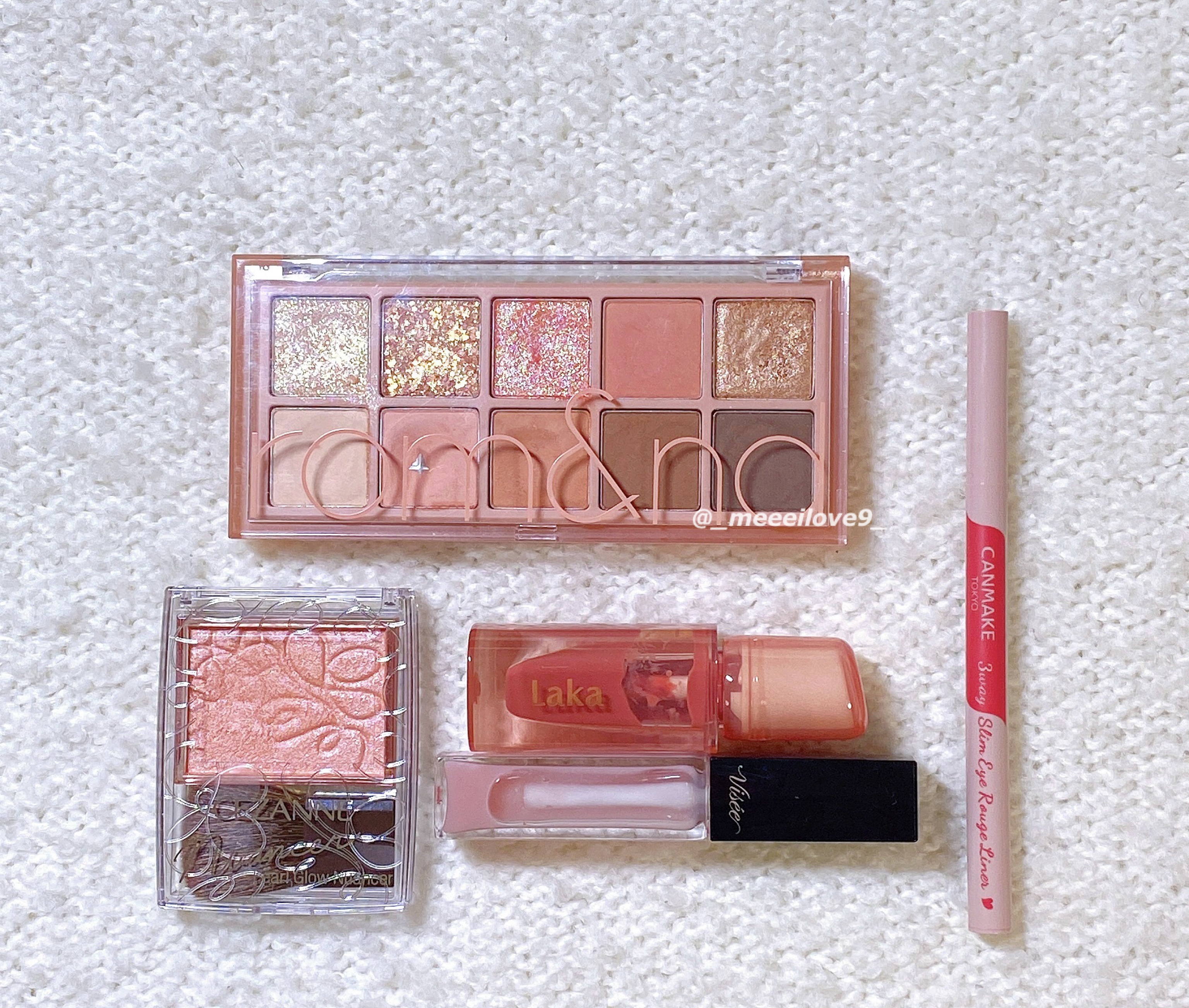 【今日のメイク】
簡単なピンクメイクをしました🍑💗

♡ ロムアンド　ベターザンパレット
01 パンパスガーデン　　◯イエベ春◯
マットのピンクを塗って
右上↗️のゴールドラメを重ねる！

♡ キャンメイク　3wayスリムアイルージュラ