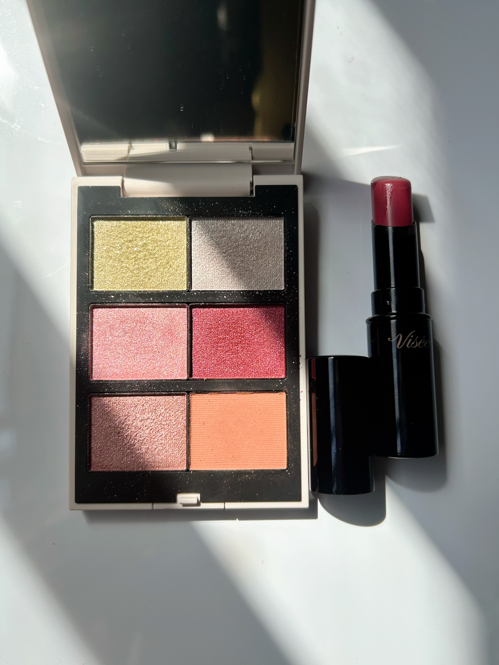 今日のメイク

気楽にやろうと思い、パレット左下をまぶた上下にわーっと塗って、左上グリーンを目頭にフワッと。ニュアンスグリーンが可愛い❤️

ネンマクフェイク ルージュの嘘つきローズティーはプチプラの中で一番使ってる。少し白身のあるローズで