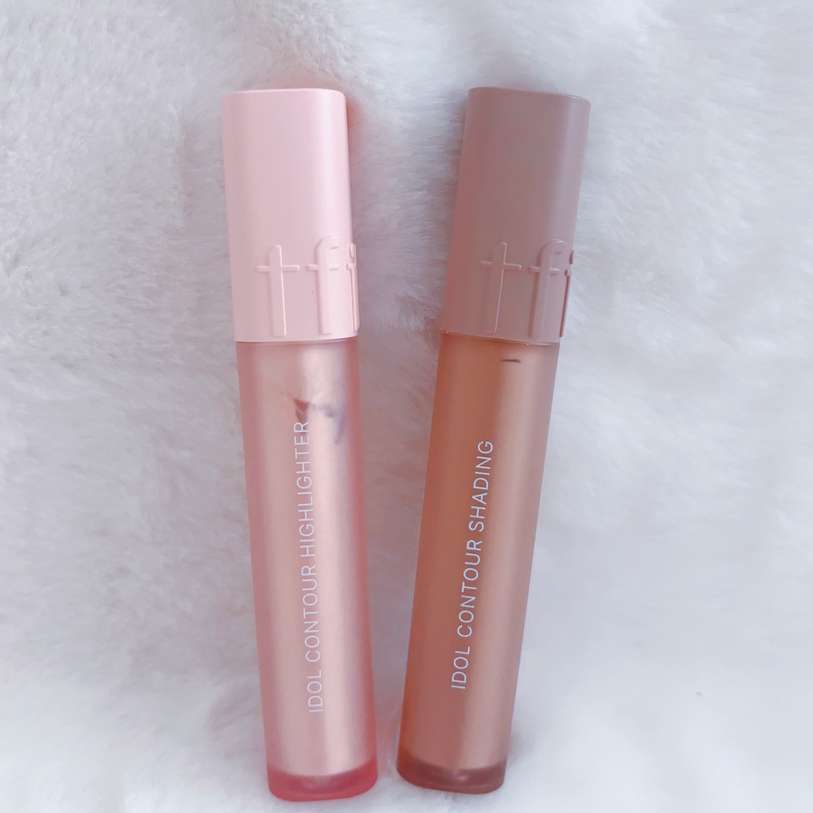 TFIT
アイドル　コントゥア　ハイライター
01シャインベージュ
アイドル　コントゥア　シェーディング　
02モダンベージュ

マットベースにもグロウベースにも馴染む リキッドシェーディング&ハイライター
ハイライターは、シャンパンカラー