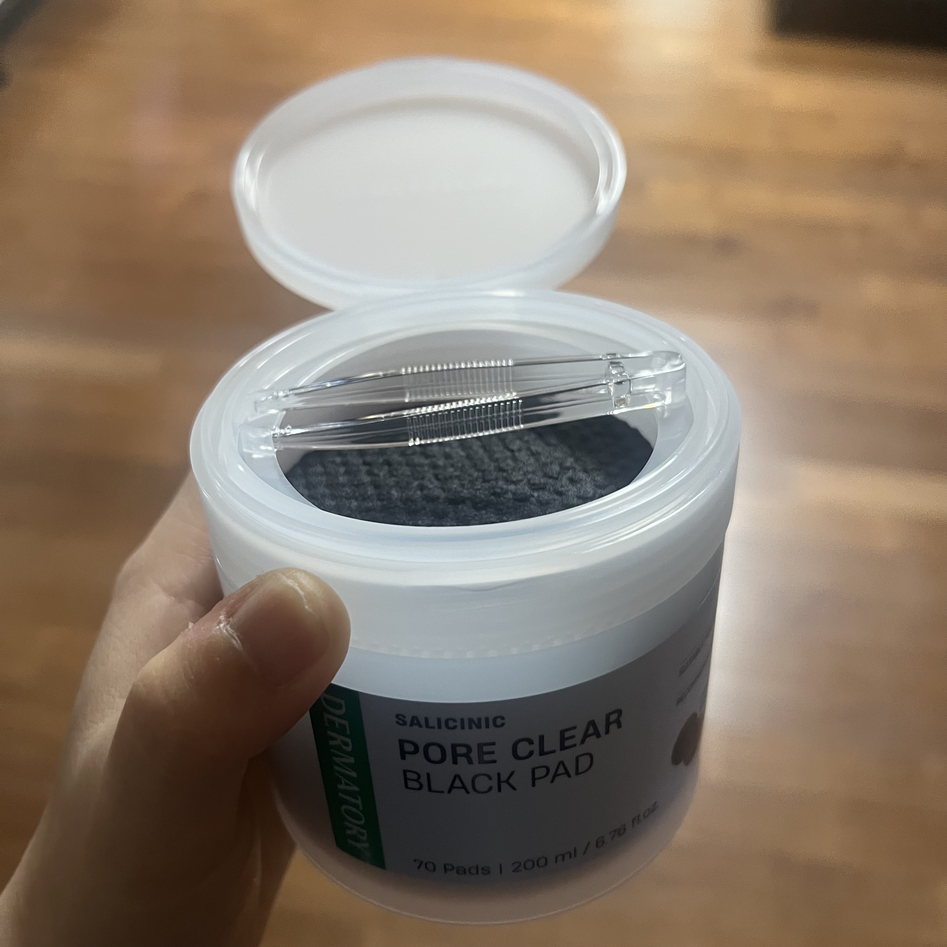 Dematoryさんの黒いトナーパッド🖤
パッドが黒いってだけで、気になって…「欲しい！使ってみたい！」と思って即購入✨

使い心地はトリデンさんの緑のトナーパッドにちょっと似てるかも？
少しパッドが固めだけど、拭き取り用として使うならO