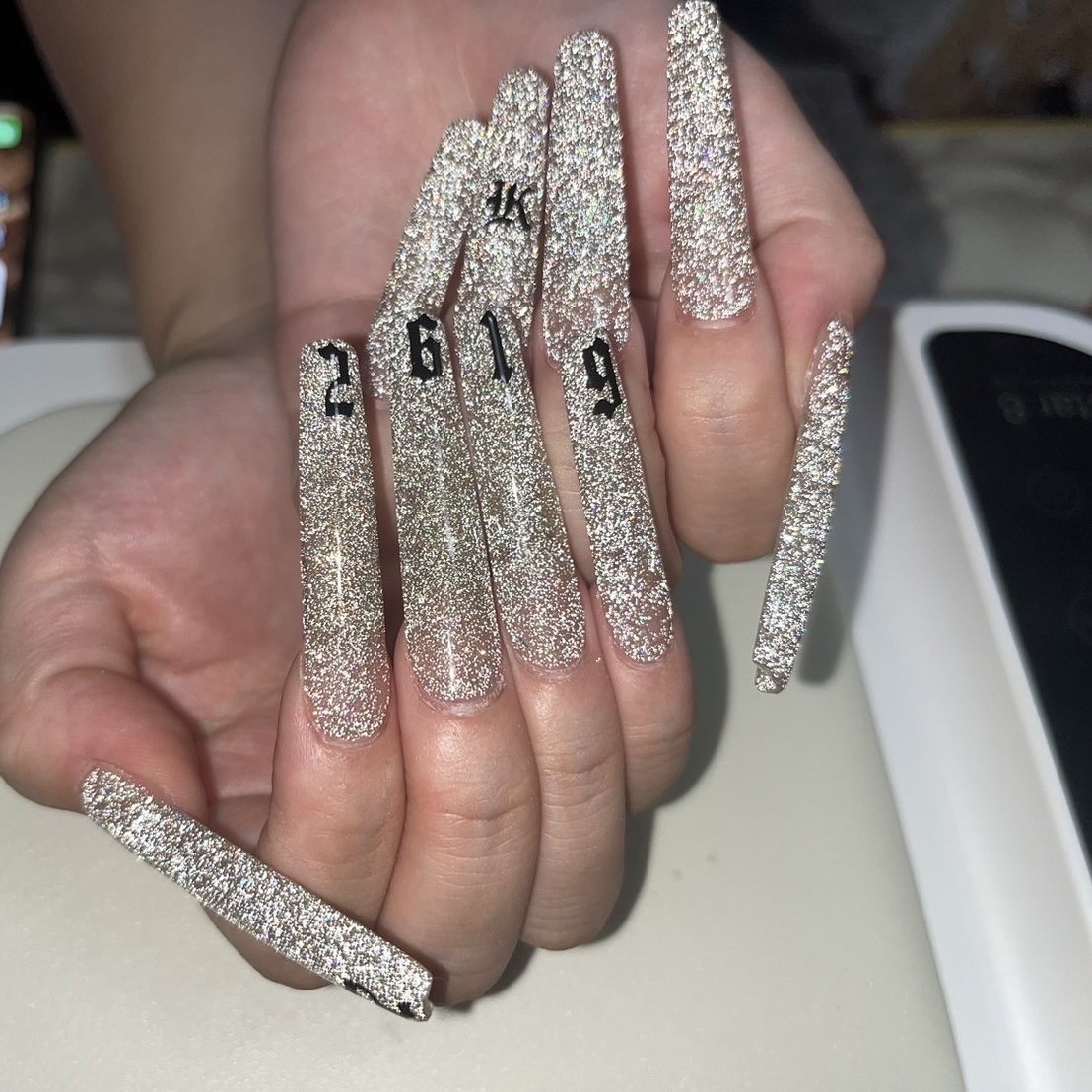 #ロングネイル,#スーパーロングネイル,#長さ出しネイル,#フラッシュネイル,#ゴールドフラッシュネイル,#イニシャルネイル,#キラキラネイルのネイルデザイン