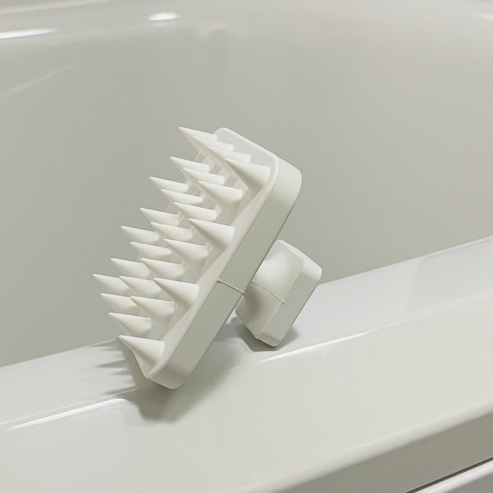 マグネット頭皮マッサージブラシ タワー/山崎実業/スカルプブラシを使ったクチコミ（2枚目）