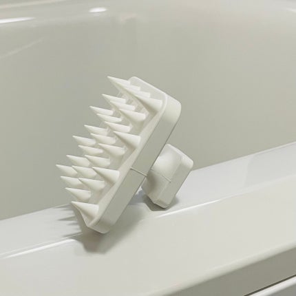 マグネット頭皮マッサージブラシ タワー/山崎実業/スカルプブラシを使ったクチコミ(2枚目)