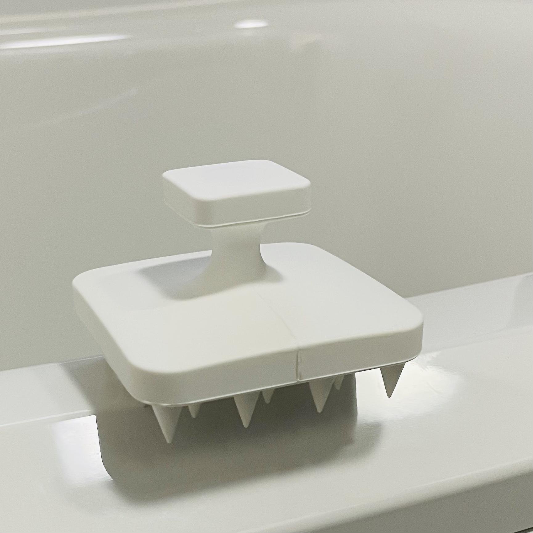 マグネット頭皮マッサージブラシ タワー/山崎実業/スカルプブラシを使ったクチコミ（3枚目）