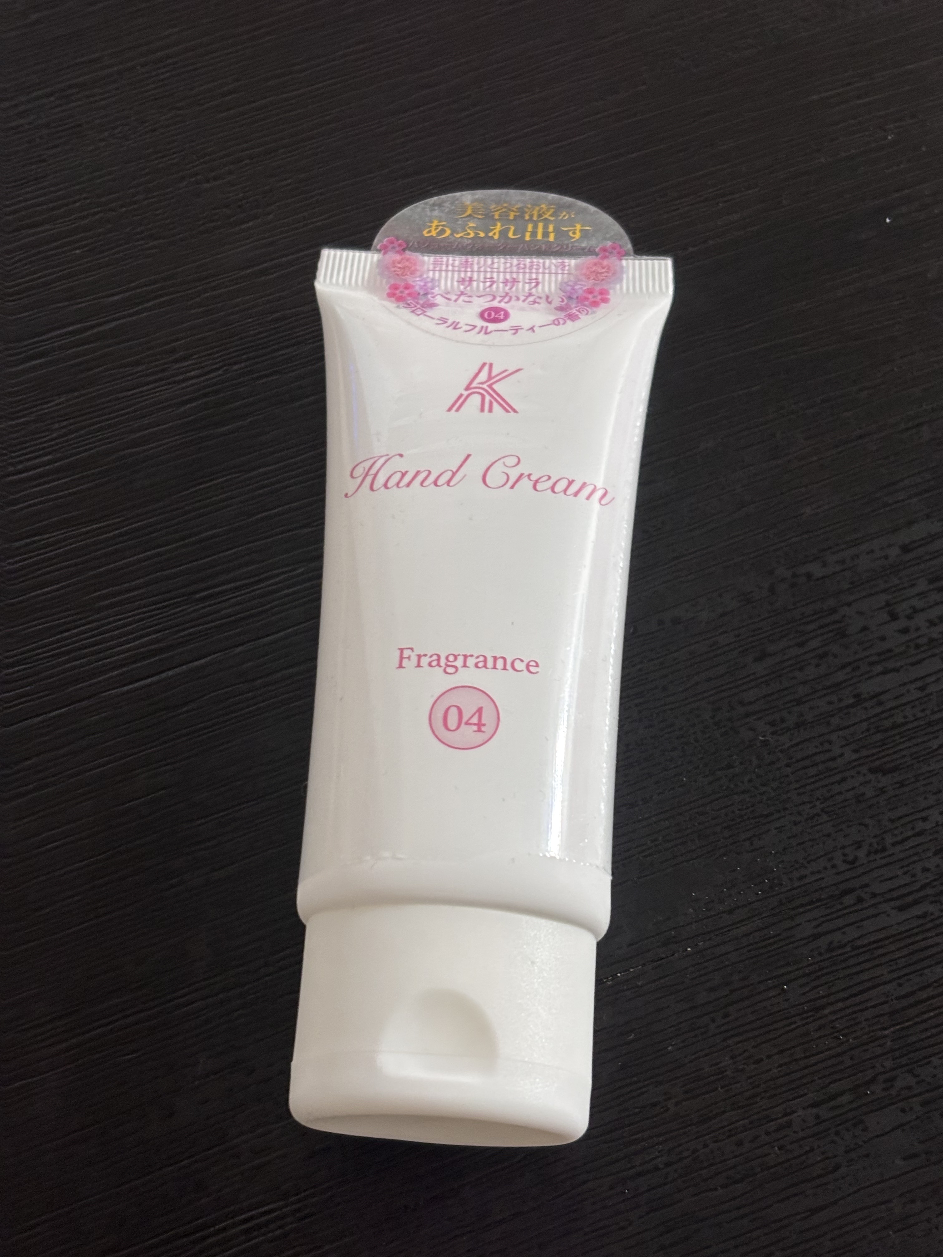 パフュームウォーターハンドクリーム
04 フローラルフルーティーの香り

････････････✮*｡ﾟ････････････✮*｡ﾟ･････････････

パフュームウォーターハンドクリームと言っているだけあって、
香りも強めだ