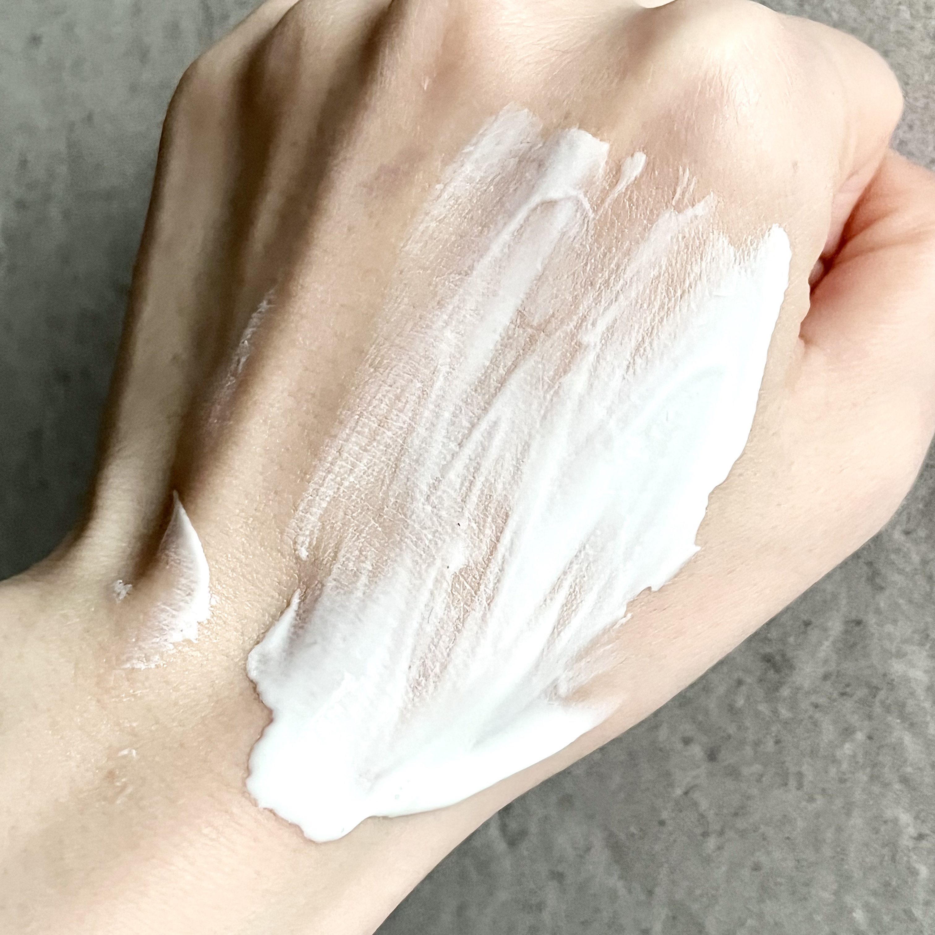 フローラノーティス ジルスチュアート チェリーブロッサム　コンフォートUVセラム/Flora Notis JILL STUART/日焼け止めジェルを使ったクチコミ（3枚目）