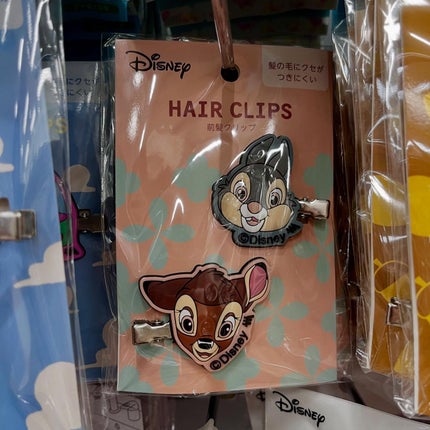 DAISO 前髪クリップのクチコミ「ディズニーの【前髪クリップ2P】
DAISOで110円で買えるんです!!
SNSでもコスパよ.....」(3枚目)