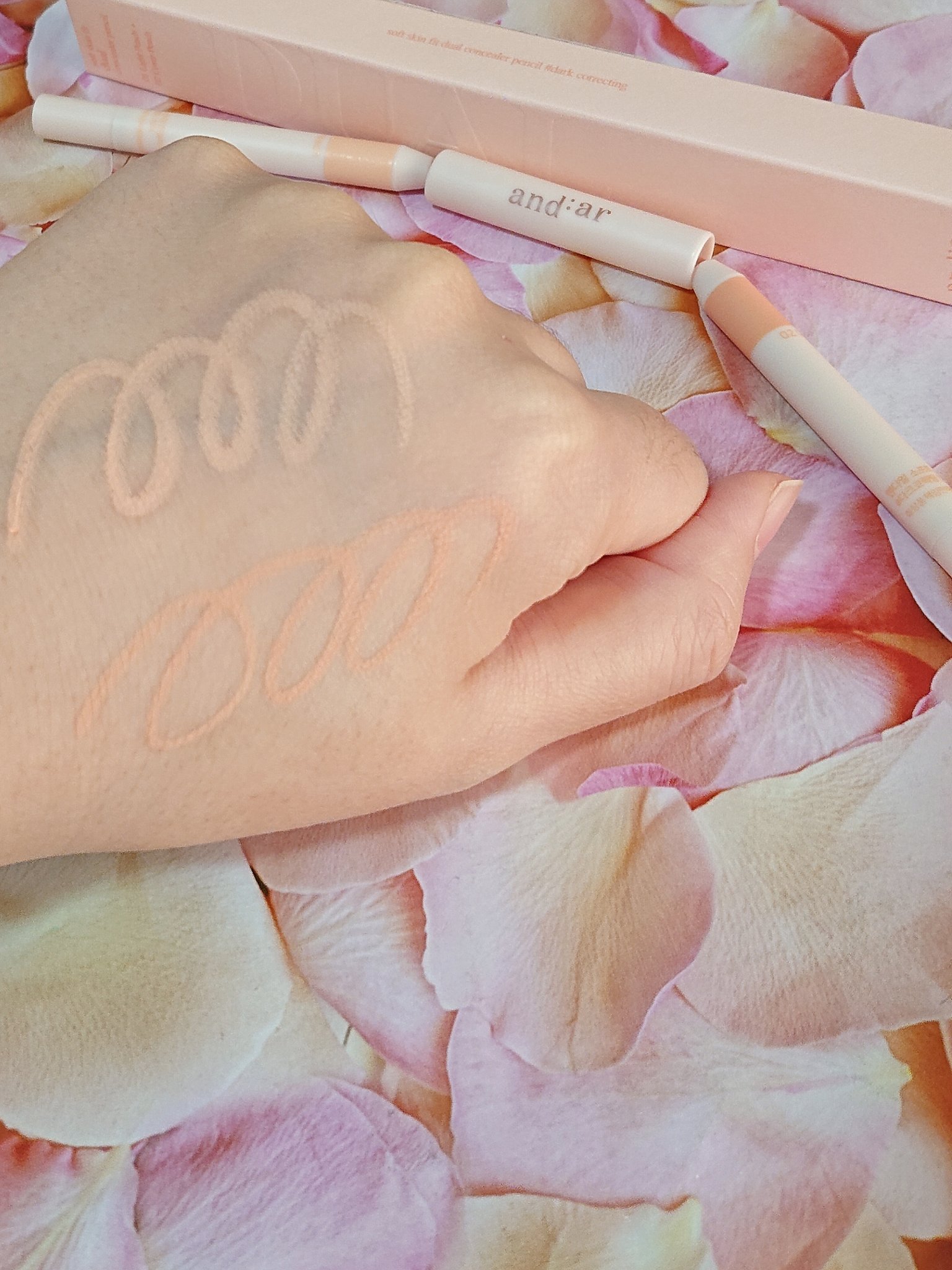 and:ar ソフト スキン フィット デュアル コンシーラー ペンシルのクチコミ「１本で2️⃣色のコンシーラー＆ハイライトに‼️

and:ar(アンディアル)
『ソフト スキ.....」（1枚目）