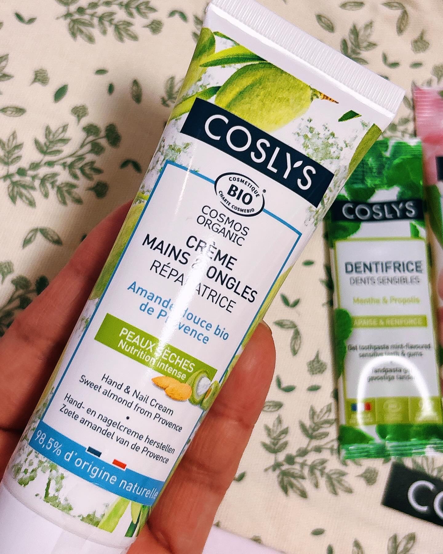 COSLYSネイル&ハンドクリーム スウィートアーモンド/コスリス/ハンドクリームを使ったクチコミ（2枚目）