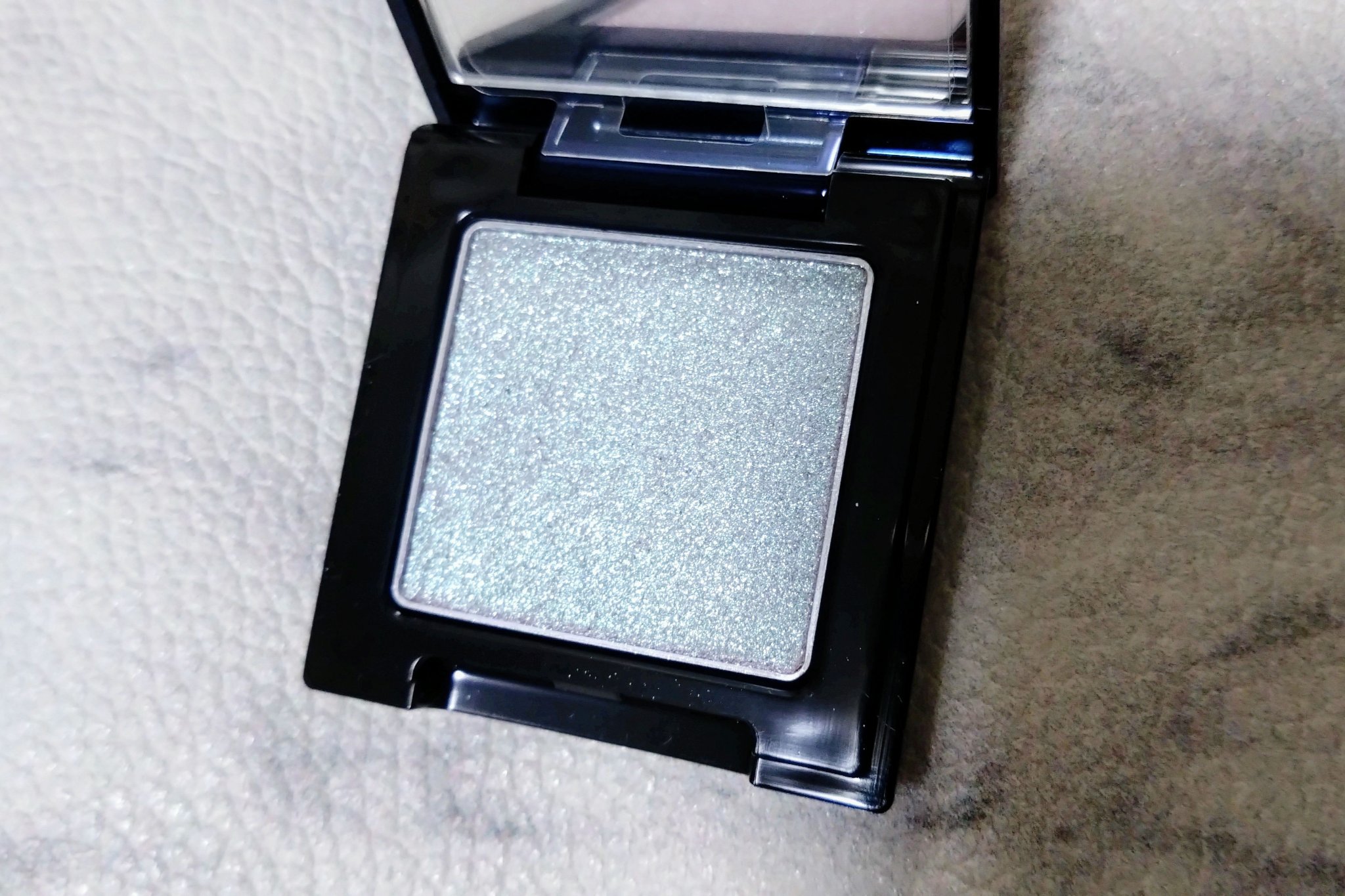 ラズル アイカラー/エレガンス ラズル /単色アイシャドウを使ったクチコミ（3枚目）