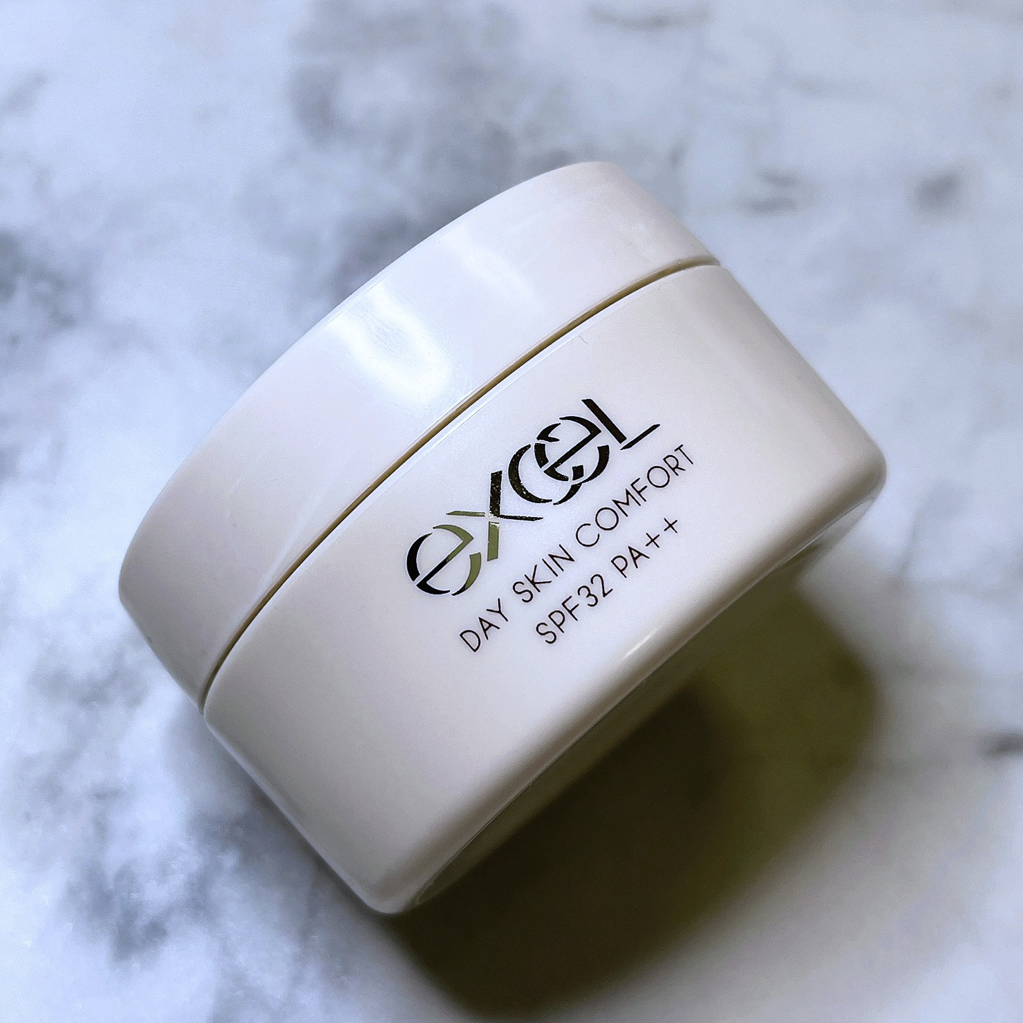 今までパパッと下地塗って仕上げてきたけど
さすがに何かしないとカピカピしてきた笑




そこで気になってたexcelのクリーム( ˊᵕˋ )




ベルガモット&ユーカリの香りがほんのり
とても良い香りでリラックスするし
レチノールやセ