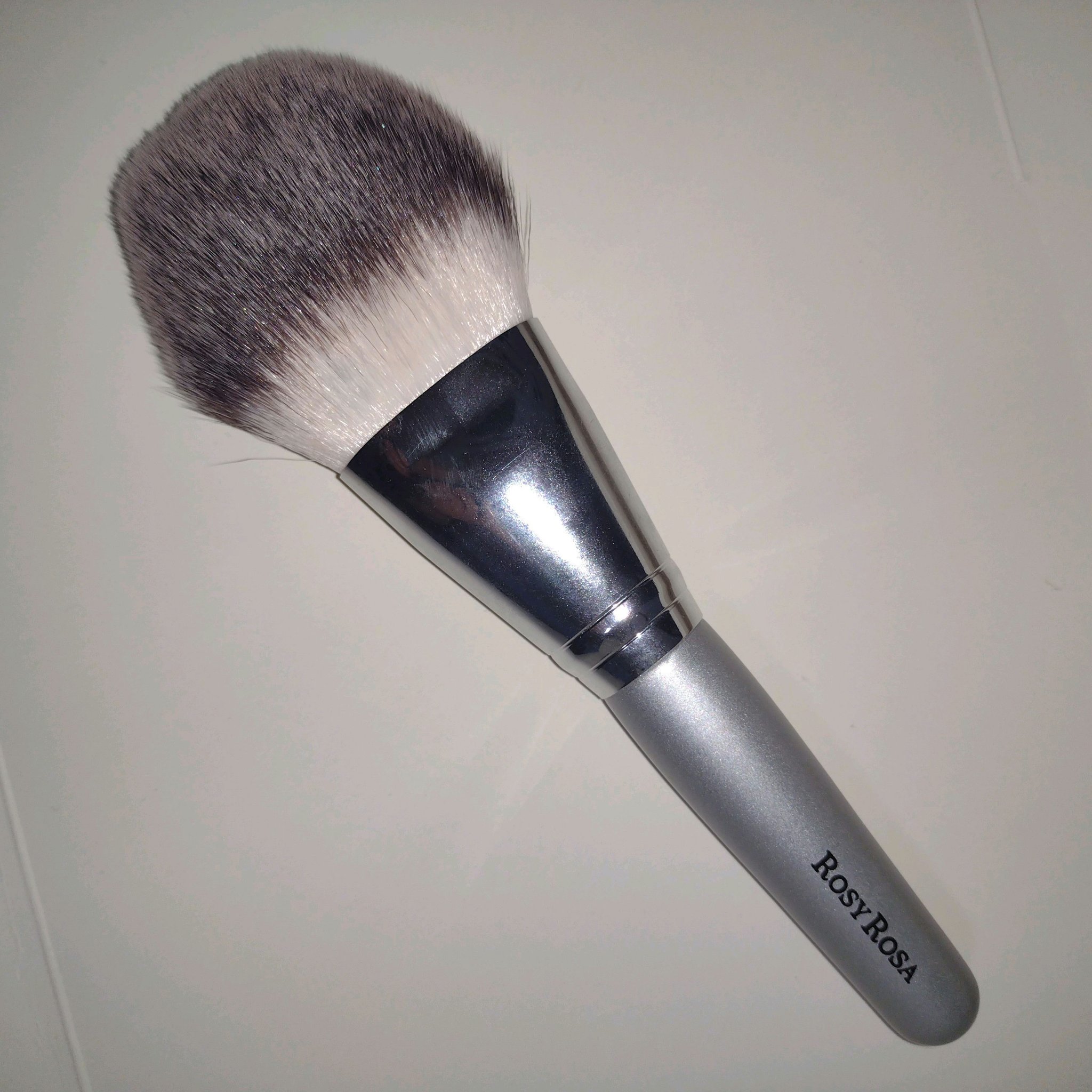 ロージーローザの全パウダー対応メイクブラシです。

公式によると、ブラシ側面はフェイスパウダー(プレスト/ルース)、チークパウダー、シェーディングパウダーにオススメ。
ブラシ先端はハイライトにオススメだそうです。

筆はチクチクしません。
