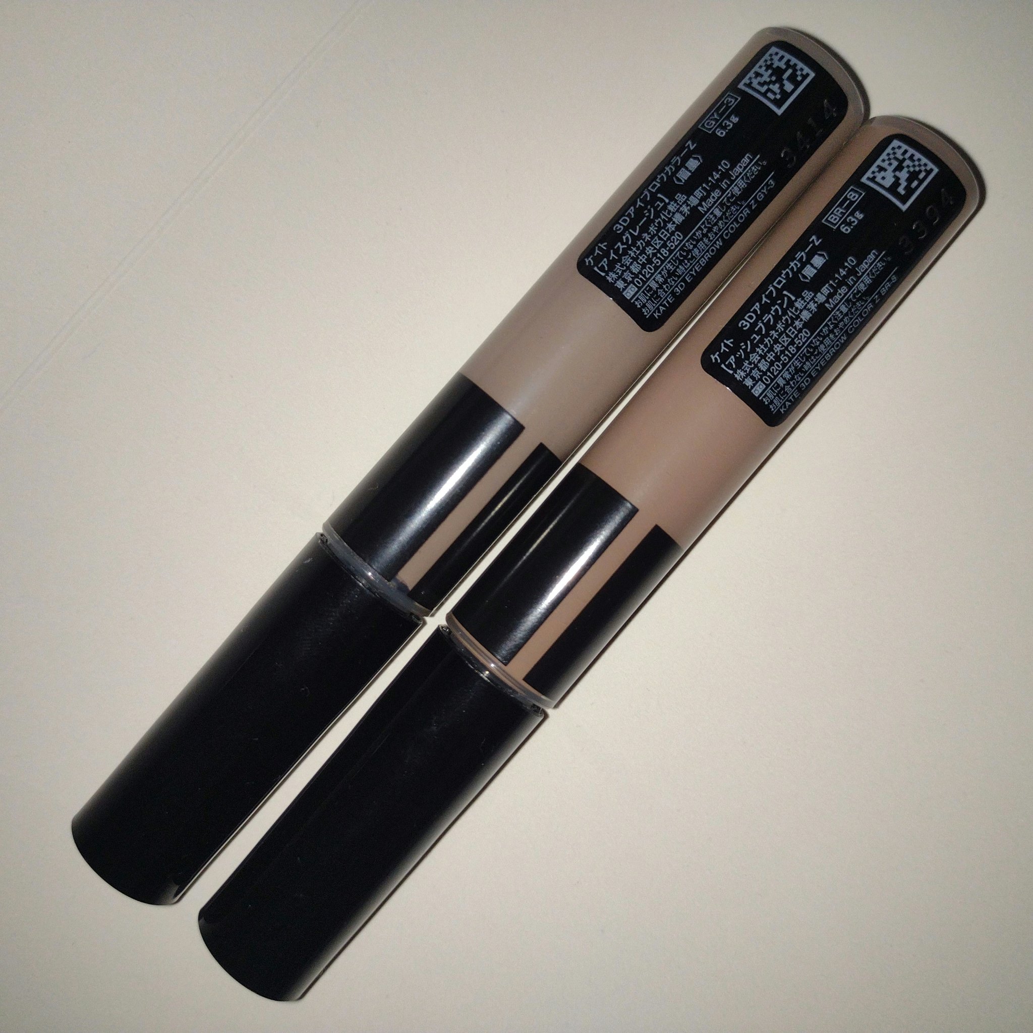 ケイトのアイブロウマスカラは前から愛用しています。
カラーバリエーションも豊富だし、こうやって限定色も頻繁に出て選び甲斐がありますよね。

通常よりグレー味のある限定色ということで購入しました。

GY-3アイスグレージュはグレー味のかなり