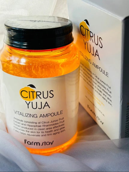 Farmstay シトラスゆずバイタライジングアンプルのクチコミ「・Farmstay シトラスゆずバイタライジングアンプル
キレイなゆず色に、ビタミンのつぶ.....」(2枚目)