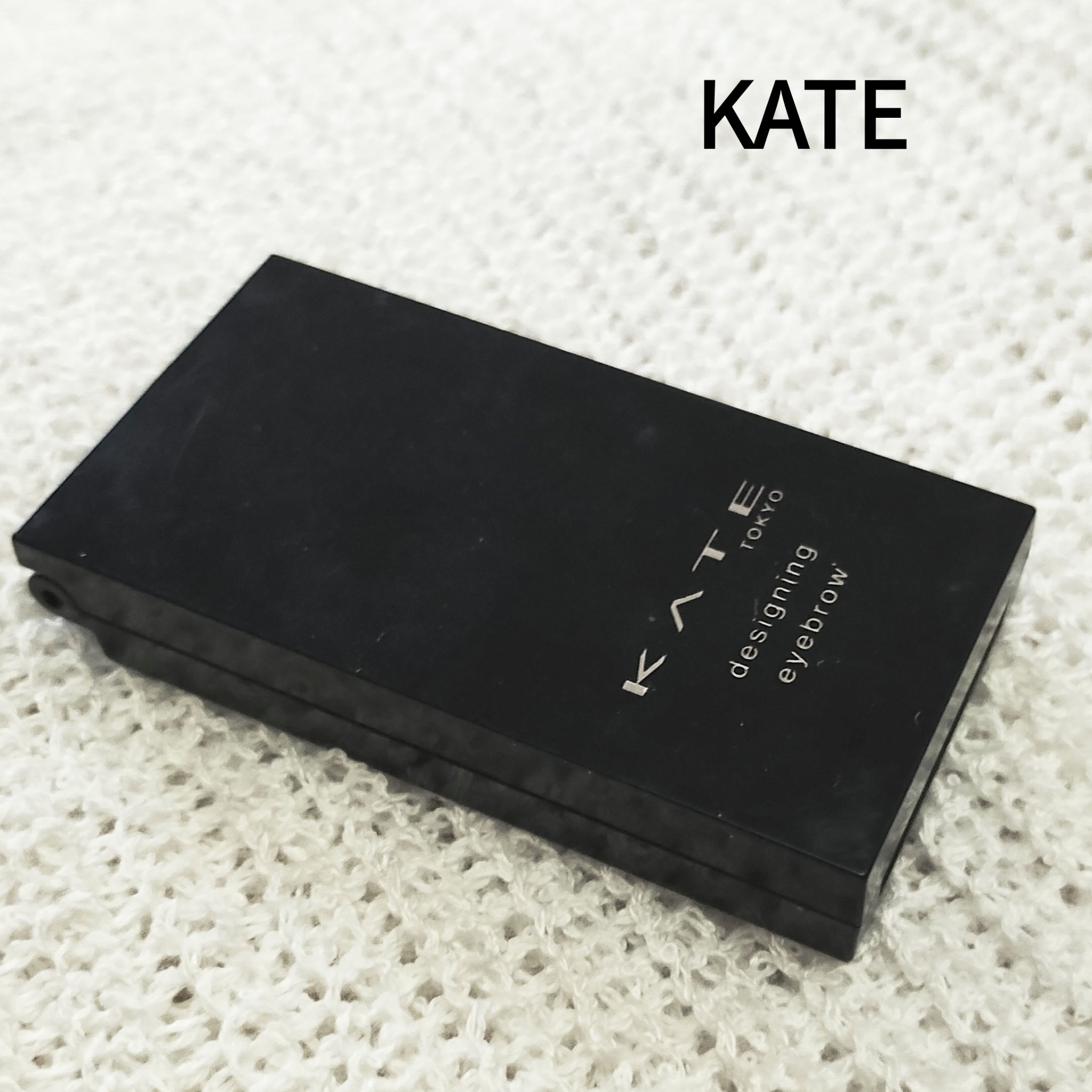 KATE  ケイト デザイニングアイブロウ3D

良い！！

DAISOのやつとは比べものにならない！！

似てるの見た目だけ！！

粉飛びしないし発色も良い！！

DAISOのは粉飛び凄いしブラシでとろうとするだけで粉出るからわたしはKA