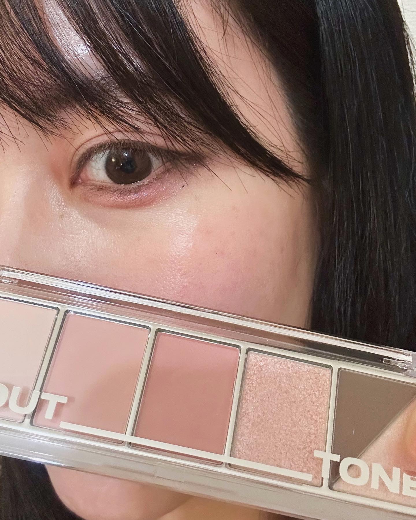 ABOUT TONE様の　@about___tone_jp
リターントゥーベーシックシャドウパレットが
とっても可愛くて便利でおすすめだよっ☺︎

華やかなカラーが多くて
マット、グリッター、シマーパールなど
多彩な質感のパウダーが
構成さ