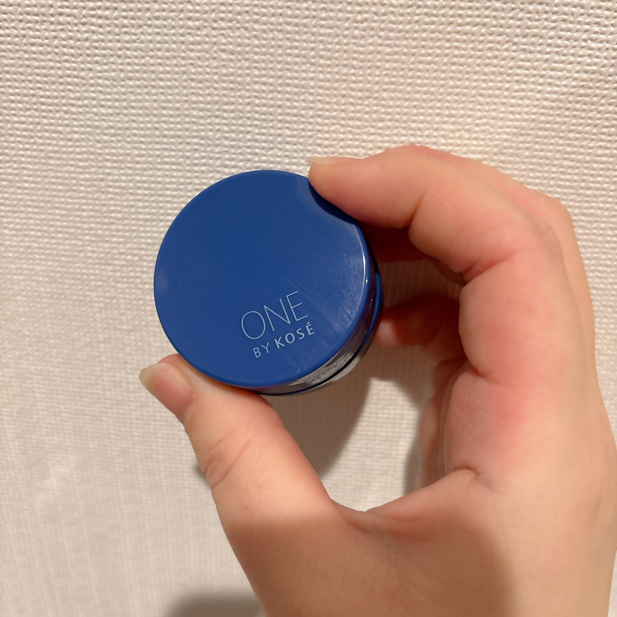 ONE BY KOSE　セラム シールド


気になっていた美容バームのお試しサイズです✨
現品はお高めなので、こうやって小さいサイズでお試しできるのは嬉しい🫶🏻✨

ゆるめのバームで、塗った瞬間肌がツルツルッ！となります✨
まるで陶器