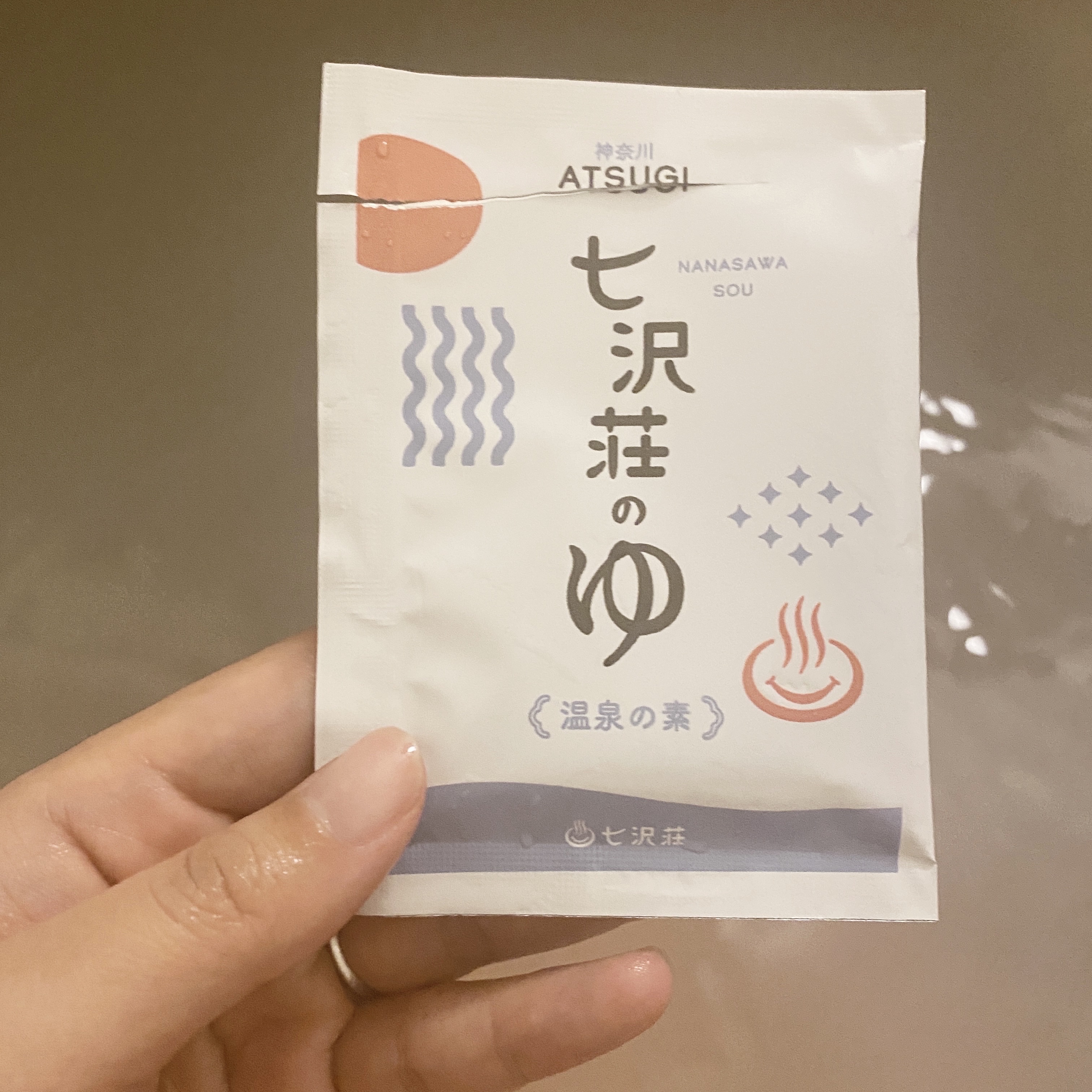 厚木の有名温泉のお土産♨️

【使った商品】
七沢温泉　七沢荘　七沢荘のゆ

【使用感】
シンプルなパケ
七沢荘の源泉は、3年かけて掘削した本格的天然温泉
お湯は強アルカリ性で、都心から1番近い温泉郷
日帰り温泉でめちゃくちゃ良くて、家でも
