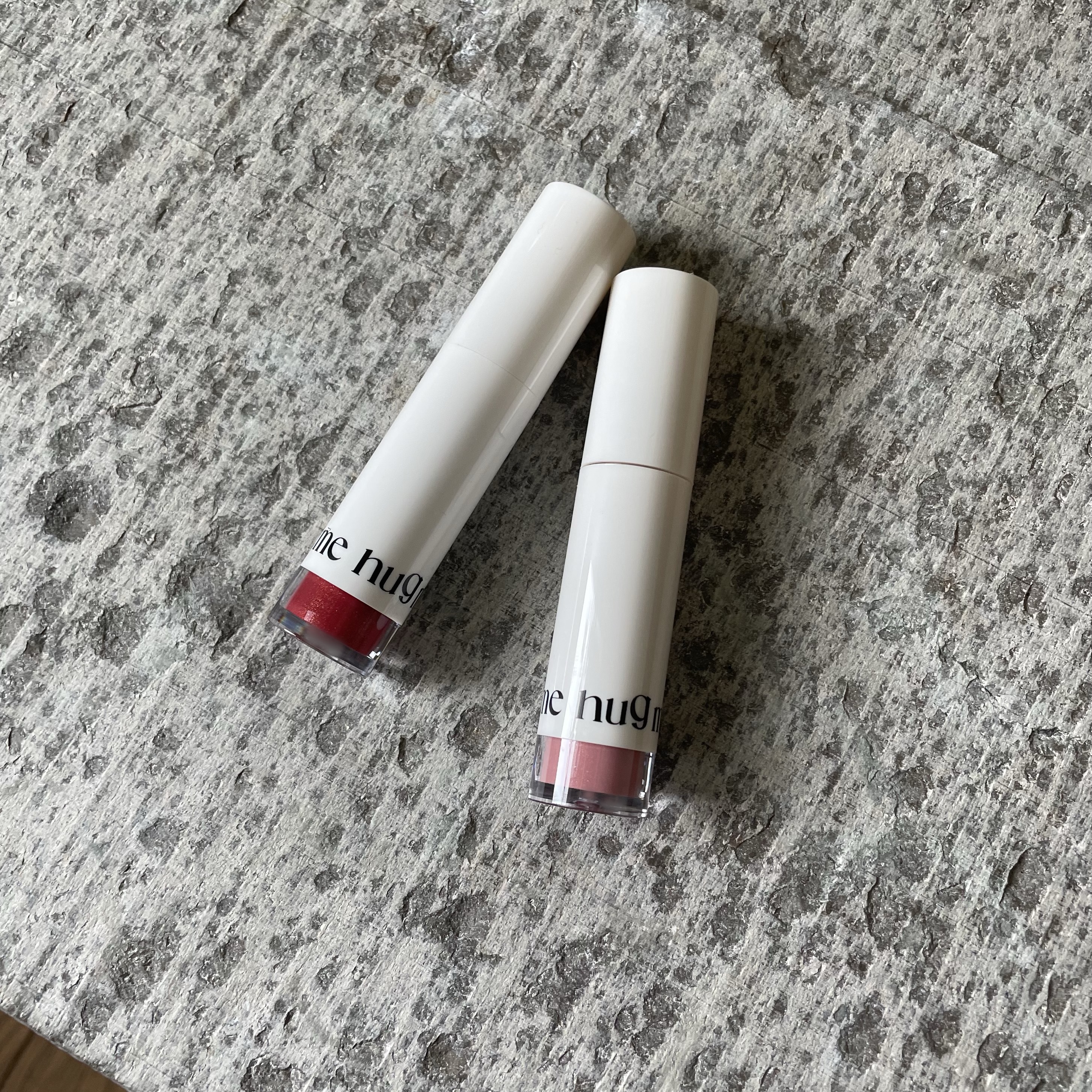 #PR #hugmylip

006 サニーパッション
104 クラッシーベイビー

唇の水分に反応して、ツヤツヤのジェル膜が形成される特徴があるリップです！

塗ってから約３分待つのがポイント◎
特に104のカラーが春らしくて好き😍
色