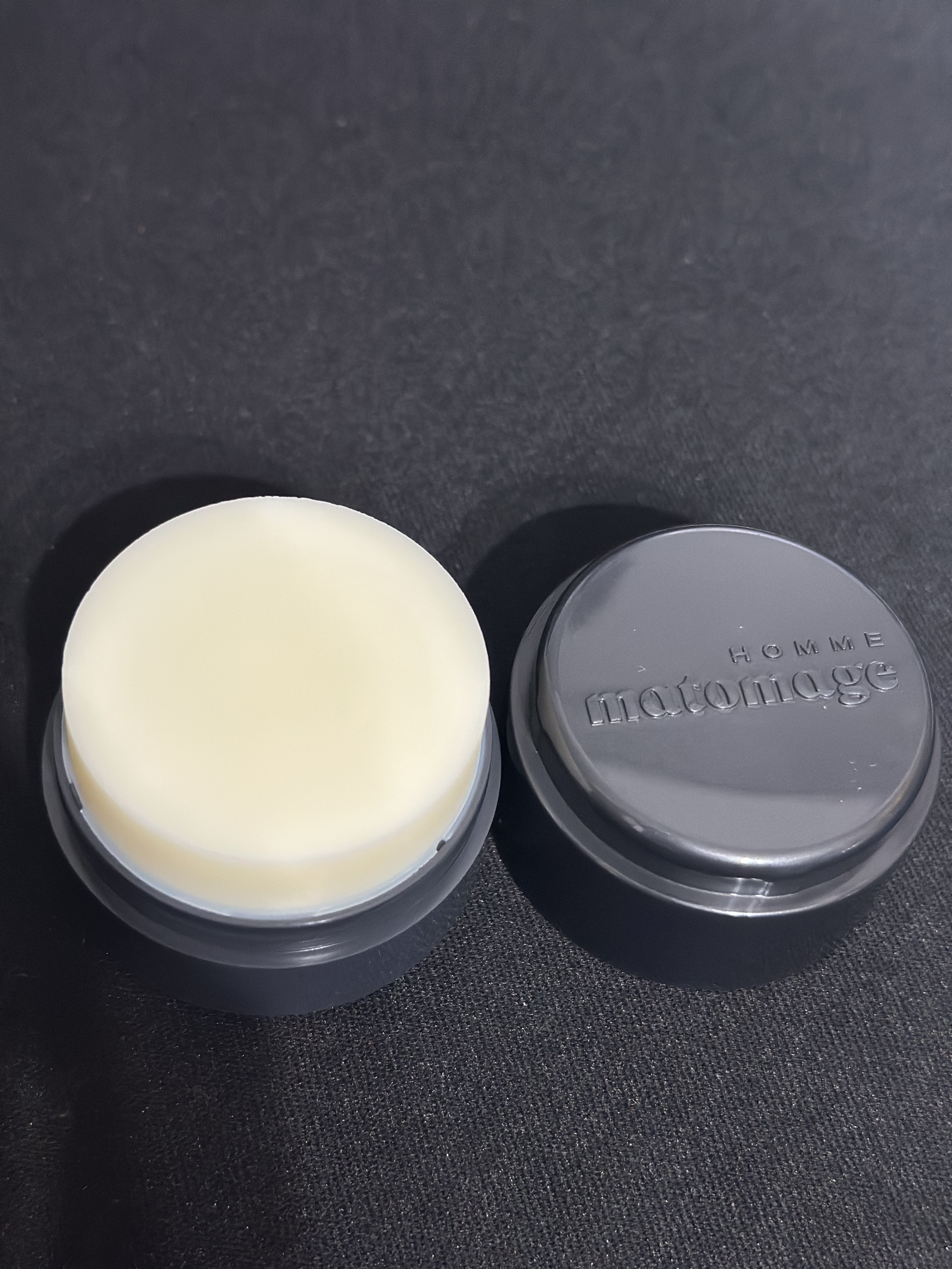 マトメージュオム　ヘアスティックワックス

あほ毛やボサ毛を固めずピタッとキープするスティック型ヘアワックス。清涼感のあるサボンフゼアの香り。


前髪の立ち上げや、あほ毛が目立つ分け目のところにひと塗り。
めちゃめちゃまとまりよくなります