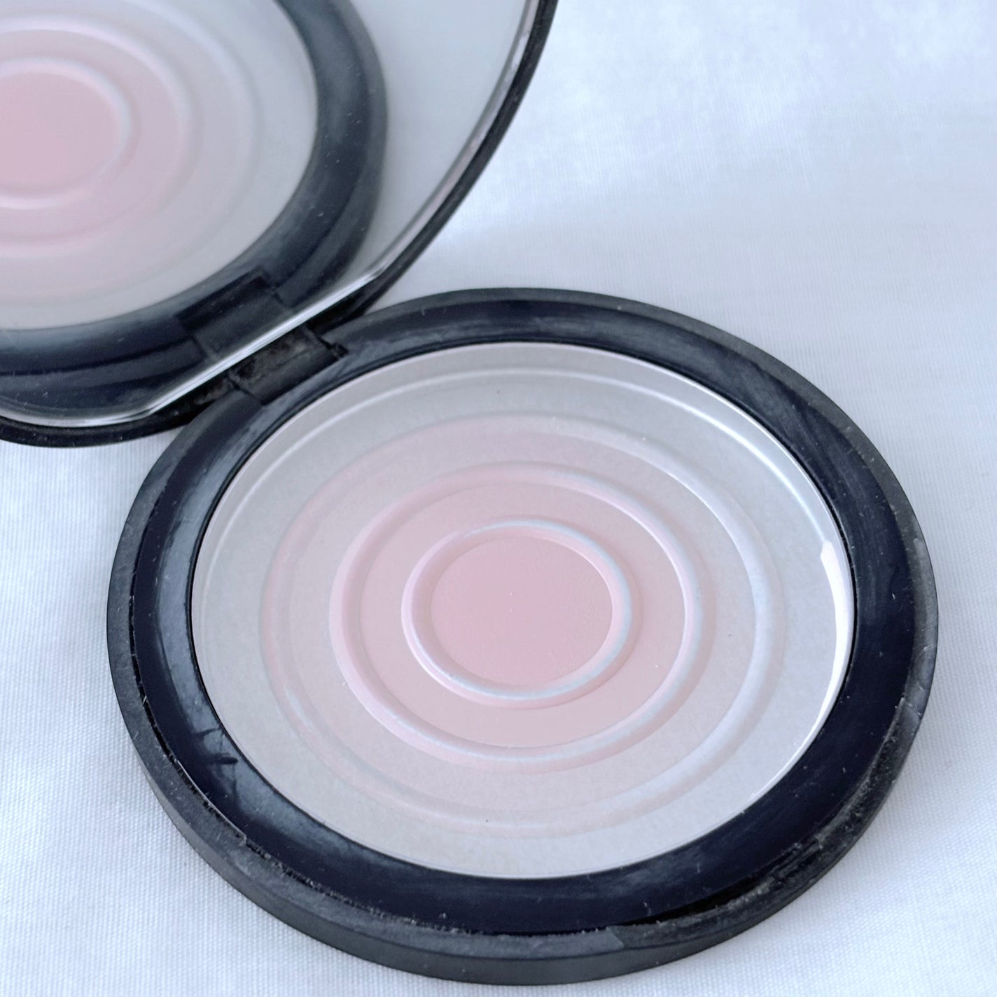 ソフトマット アドバンスト パーフェクティングパウダー/NARS/プレストパウダーを使ったクチコミ(4枚目)