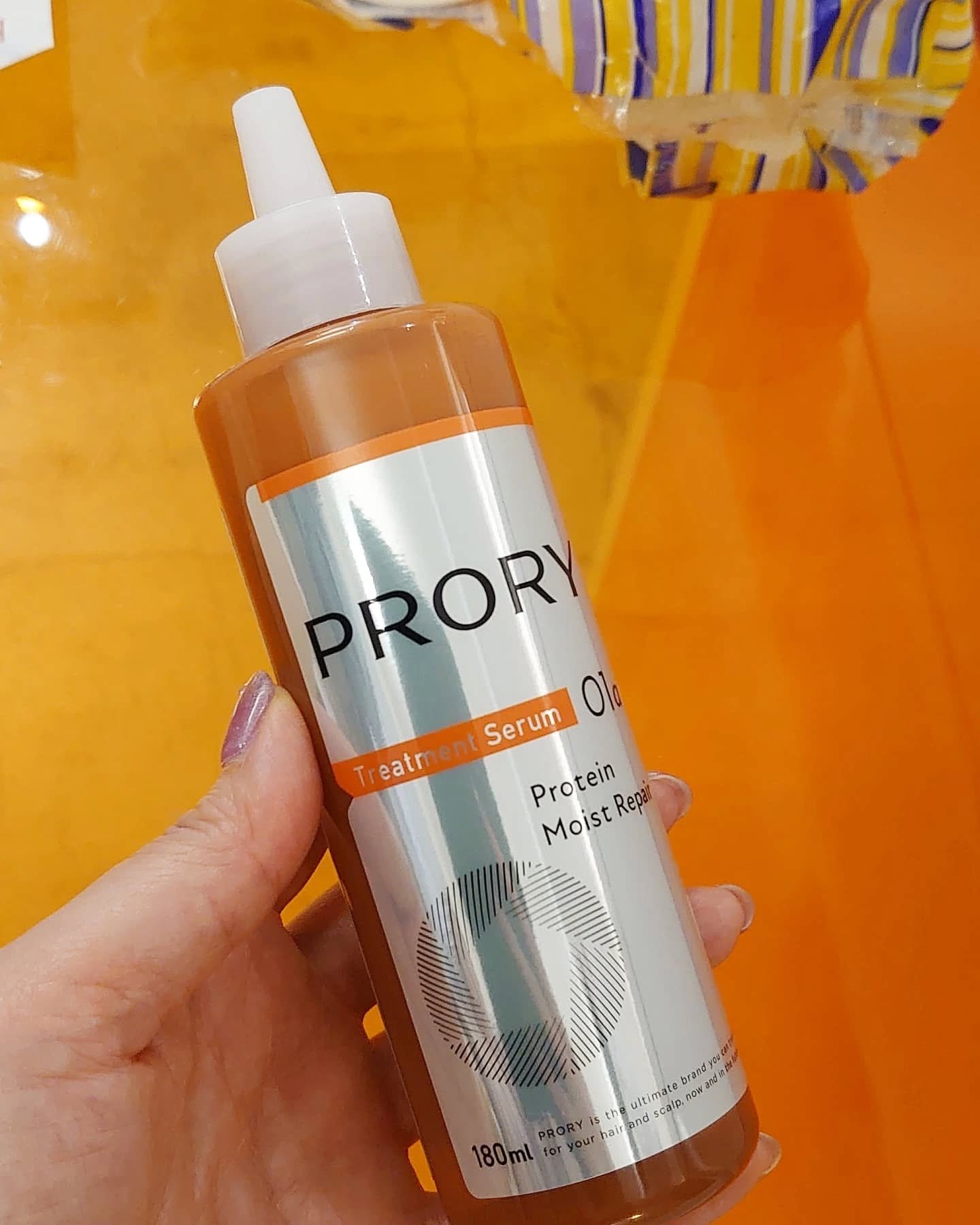 プロリーは、ロート製薬から生まれた、機能性エイジングヘアケア。

発売後話題のアイテムで、シャンプーとトリートメントの間に使う、新習慣のヘアケアアイテムです。
香りも◎
