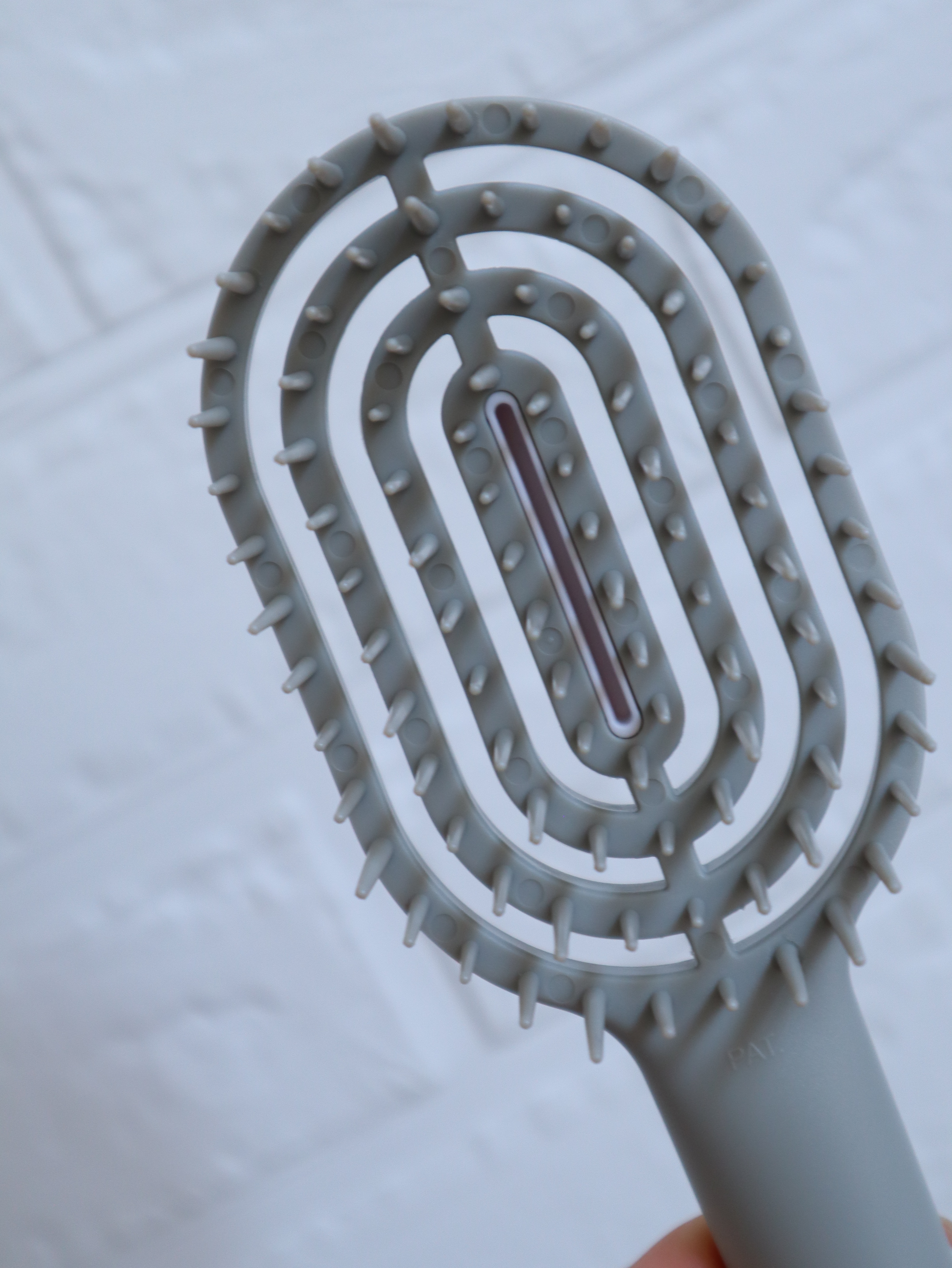 ビー・エヌ ユニークリー 4wayスムースヘアブラシのクチコミ「4wayスムースヘアブラシを使ってみたのでレビューしますᰔᩚ

1本で4役
忙しくても、時短ラ.....」（3枚目）