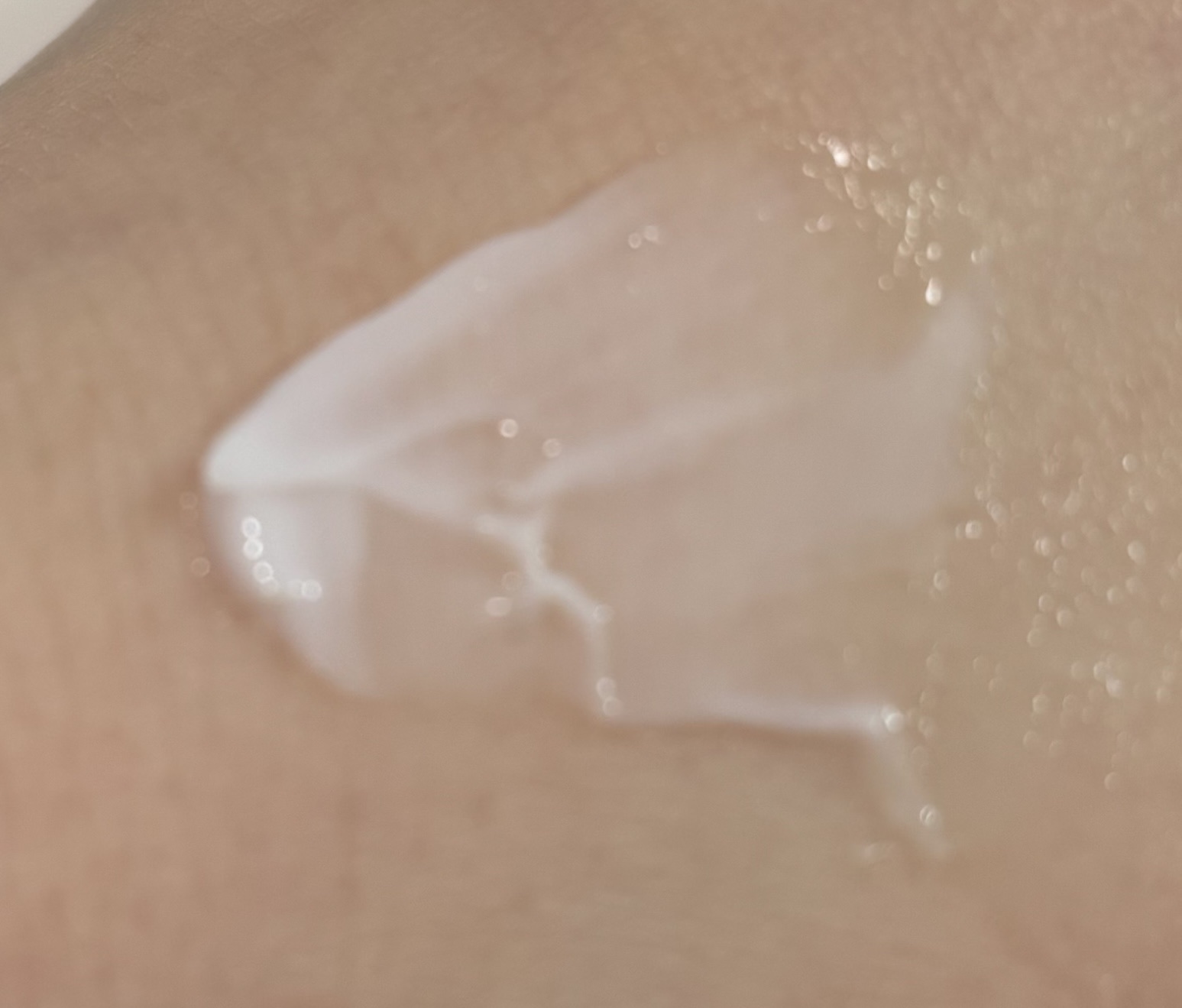 乾燥さん　薬用高保湿クリーム  50g
¥1,980

冬場から今の時期にかけて使用しました
こっくりしたクリームだけどベタつかず
少量で伸びて保湿されるのでコスパも🙆‍♀️

私の肌質がかなり乾燥肌なので
年中使えるクリームだと思いまし