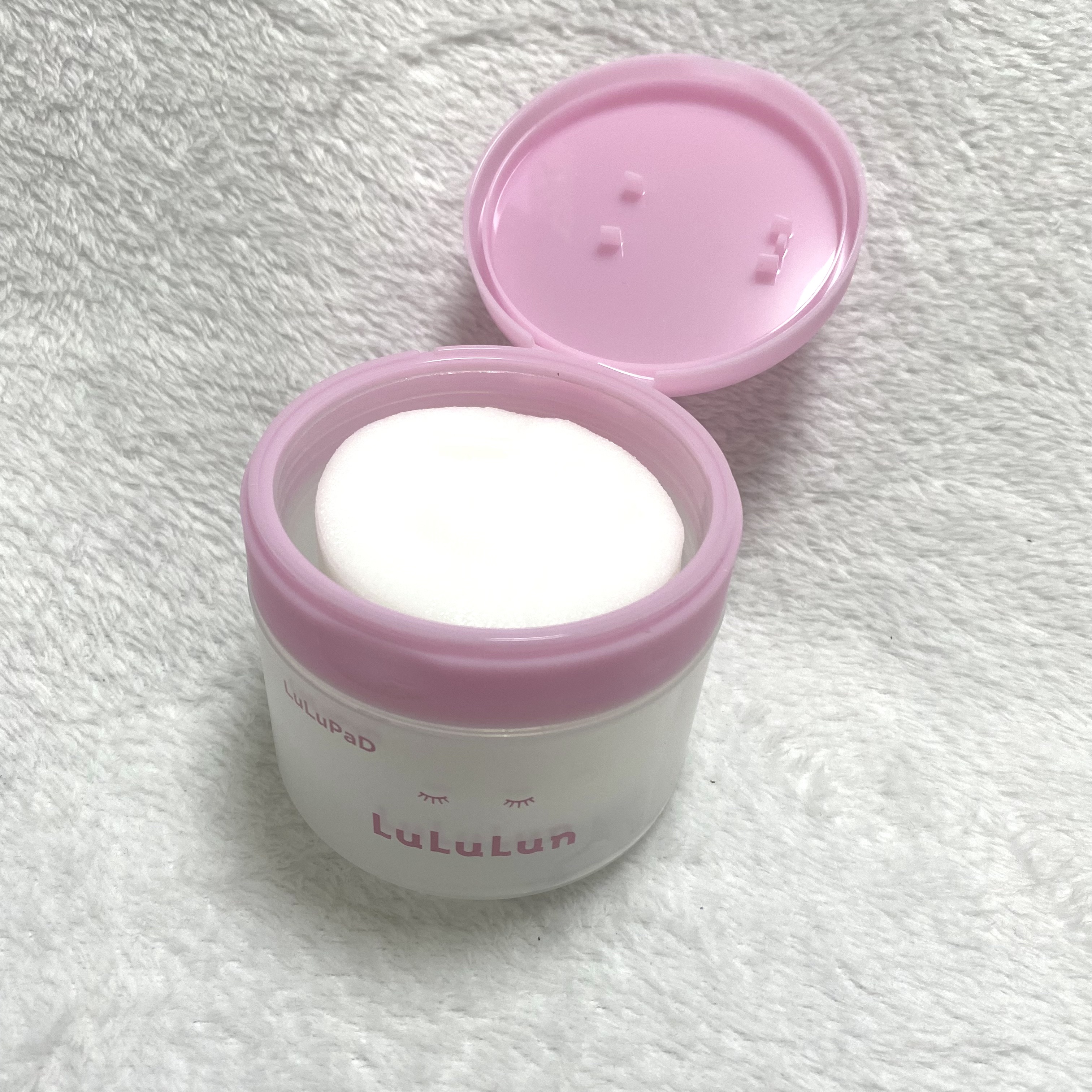 こちらはルルルンのルルルントナーパッドうるおいON✨✨

あのルルルンからトナーパッドが出たの！
これはもう使ってみるしかないよね〜🫶💕💕💕

しかも50枚入り！
トナーパッドは毎日使うから大容量でうれしい😆🩵
メイク前に頬や鼻