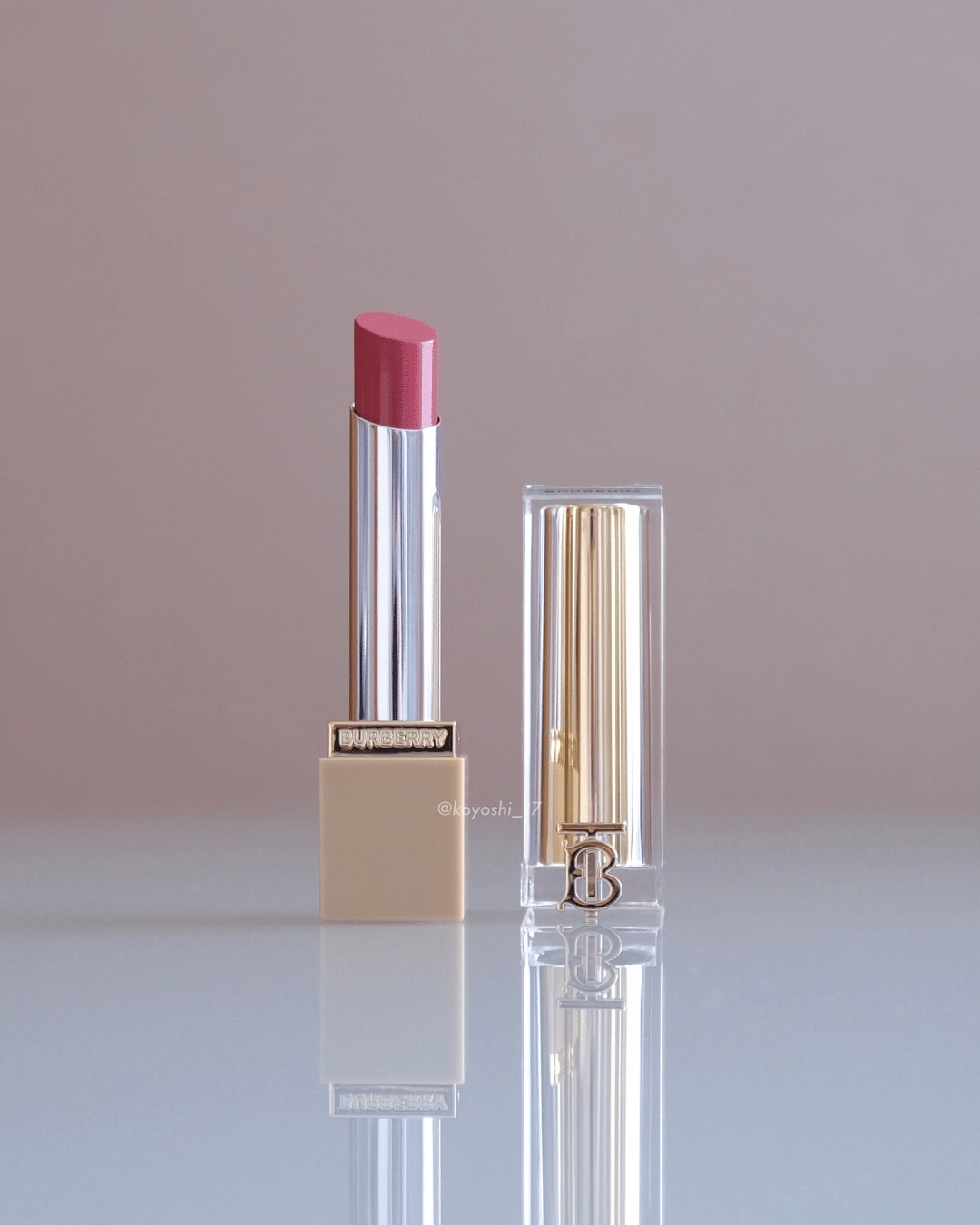 バーバリーが日本に再上陸したよー！ぷるんとふっくら仕上がるリップが可愛いから見て🥰

••┈┈┈┈┈┈┈••

BURBERRY BEAUTY
バーバリー ブリットシャイン

636 Punk Pink

••┈┈┈┈┈┈┈••

ং 使