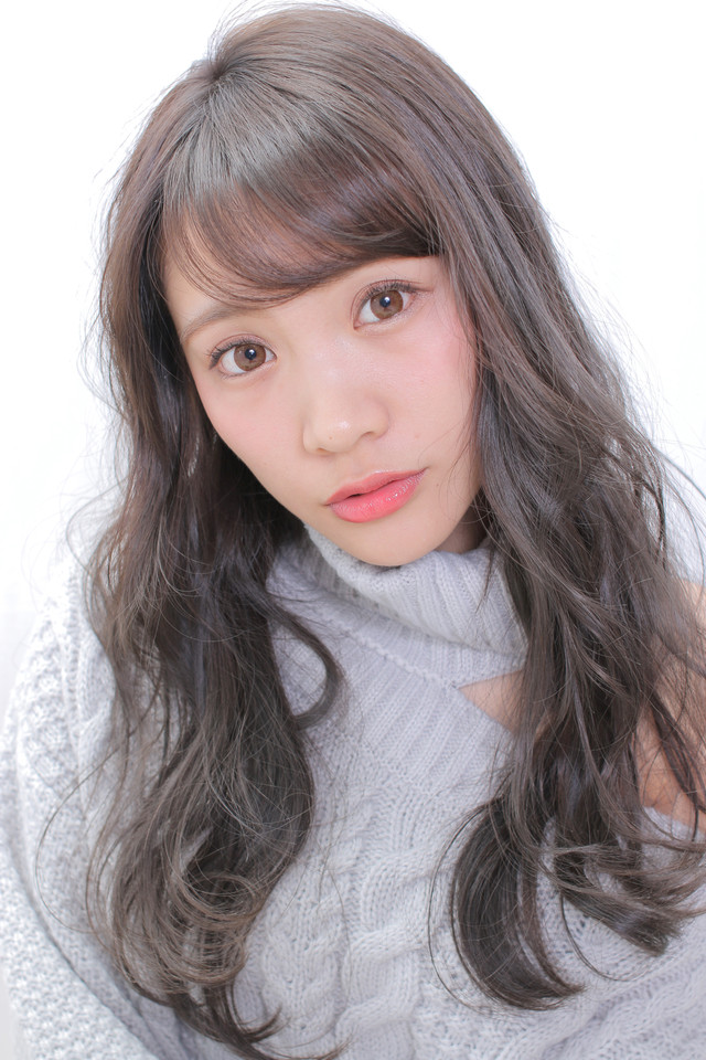 ブルべ肌の長い髪の女性