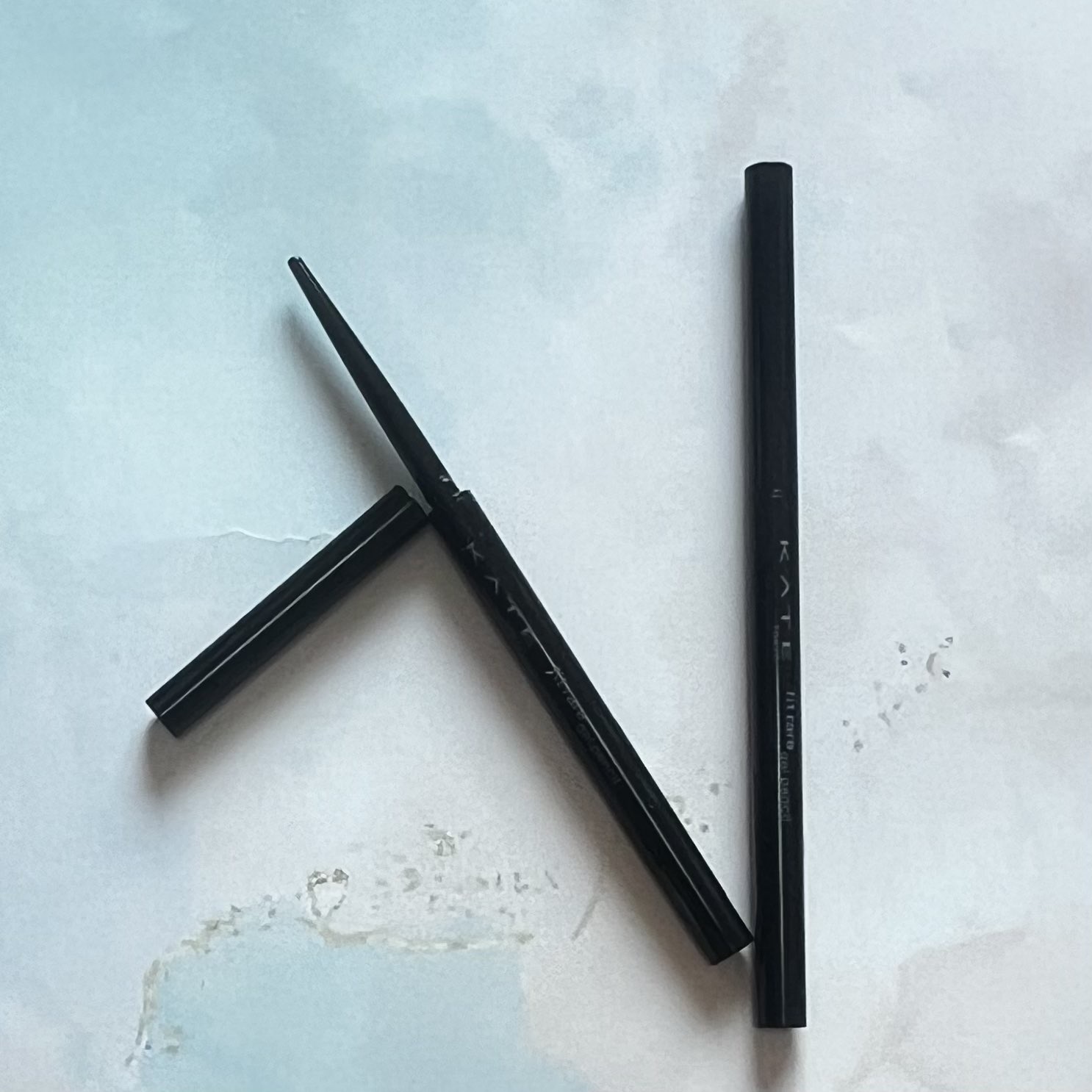 #PR #ケイト

密着ジェルライナーから引き算ブラック登場！引き算ブラックって何って思ったけれど目元から浮かないのにしっかり引き締めてくれる色味のことをいうんだって。いまミュートメイクとか流行ってるからオススメかな🫅
#アイライナー #