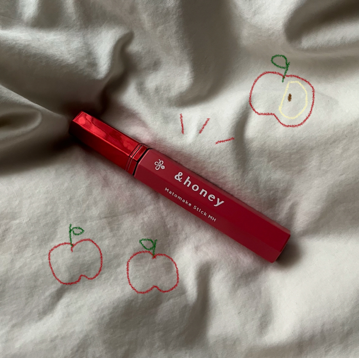 甘いりんごジュースのような香り🧃♡♡



🪄&honey　
     マトメイク スティック ミラクルホールド4.0


・&honey史上最強のキープ力！！

・持ち運びやすくて簡単に整えられる♪

・甘く優しいアップルハニーの香り