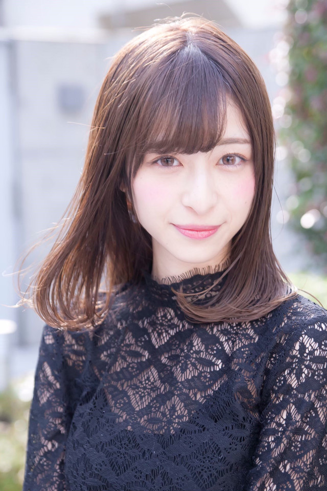 ブルべ夏のミディアムヘアーの女性