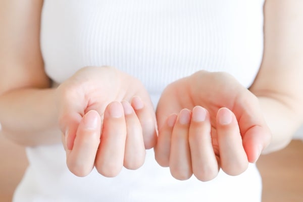 女性の手元