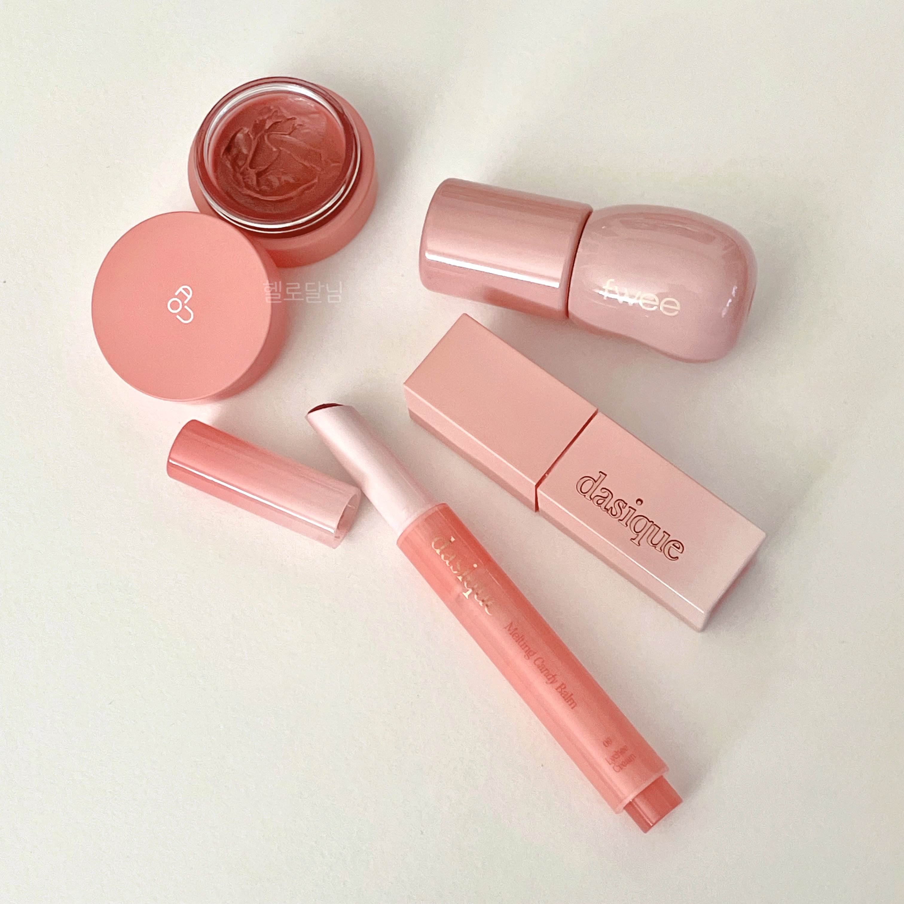 \ イエベ春カラー好き必見 /


ウォームトーンカラー大好きな
クールトーン(サマー)が選ぶお気に入り
コーラルリップ4選 ᐠ( ᐢ ⩊ ᐢ )ᐟ🎶🤍



💬ྀིdasiqueメルティングキャンディバーム09
カチカチ回して出す繰