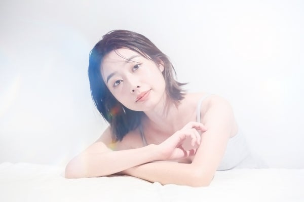 光を纏う女性