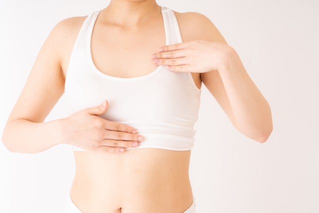 バストマッサージをしている女性