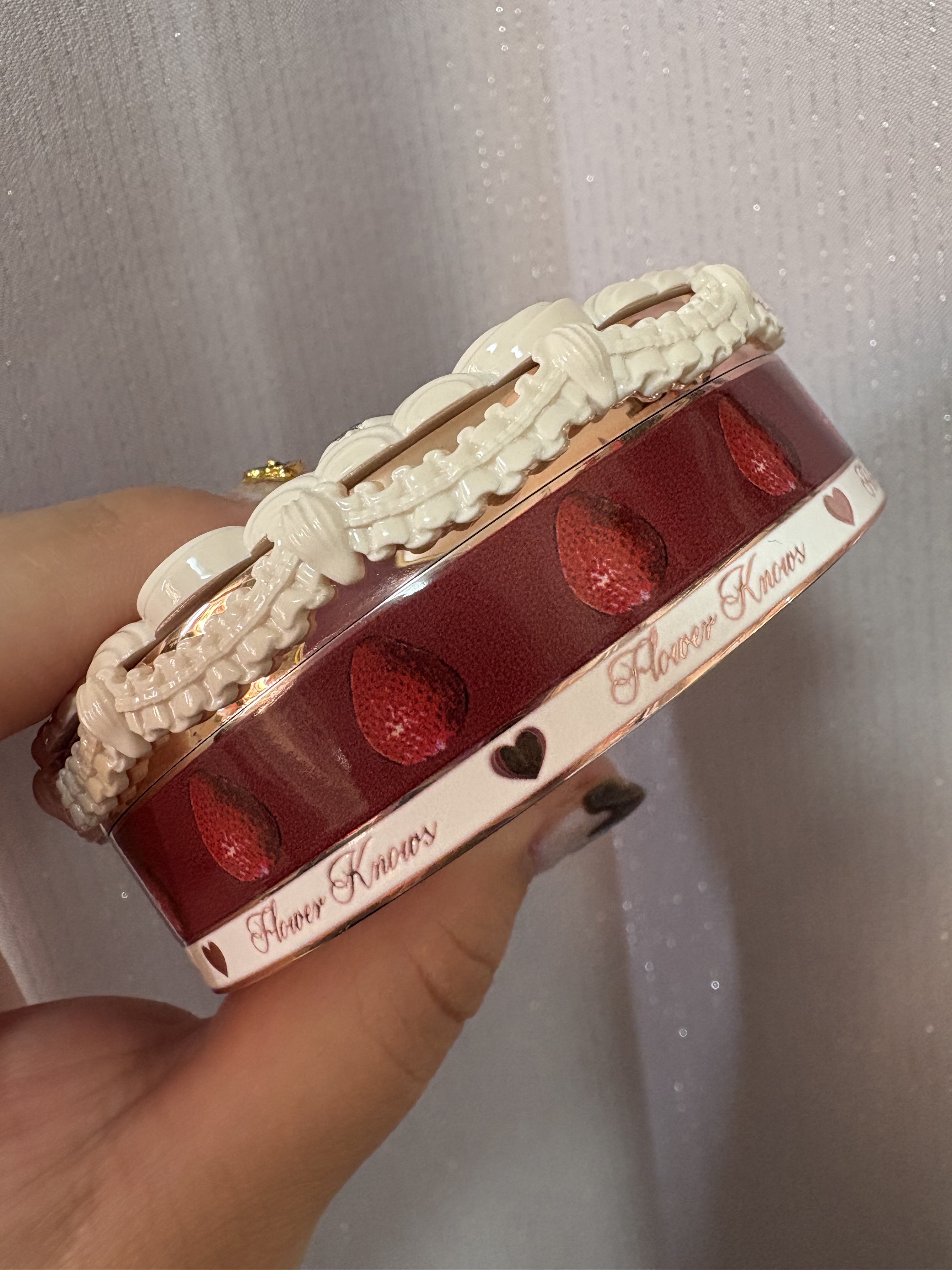 FlowerKnows ストロベリーキューピッドコレクション プレストパウダーのクチコミ「めっっっっちゃかわいい、フラワーノウズさんのプレストパウダー♡

甘い香りがしてきそうないちご.....」（2枚目）