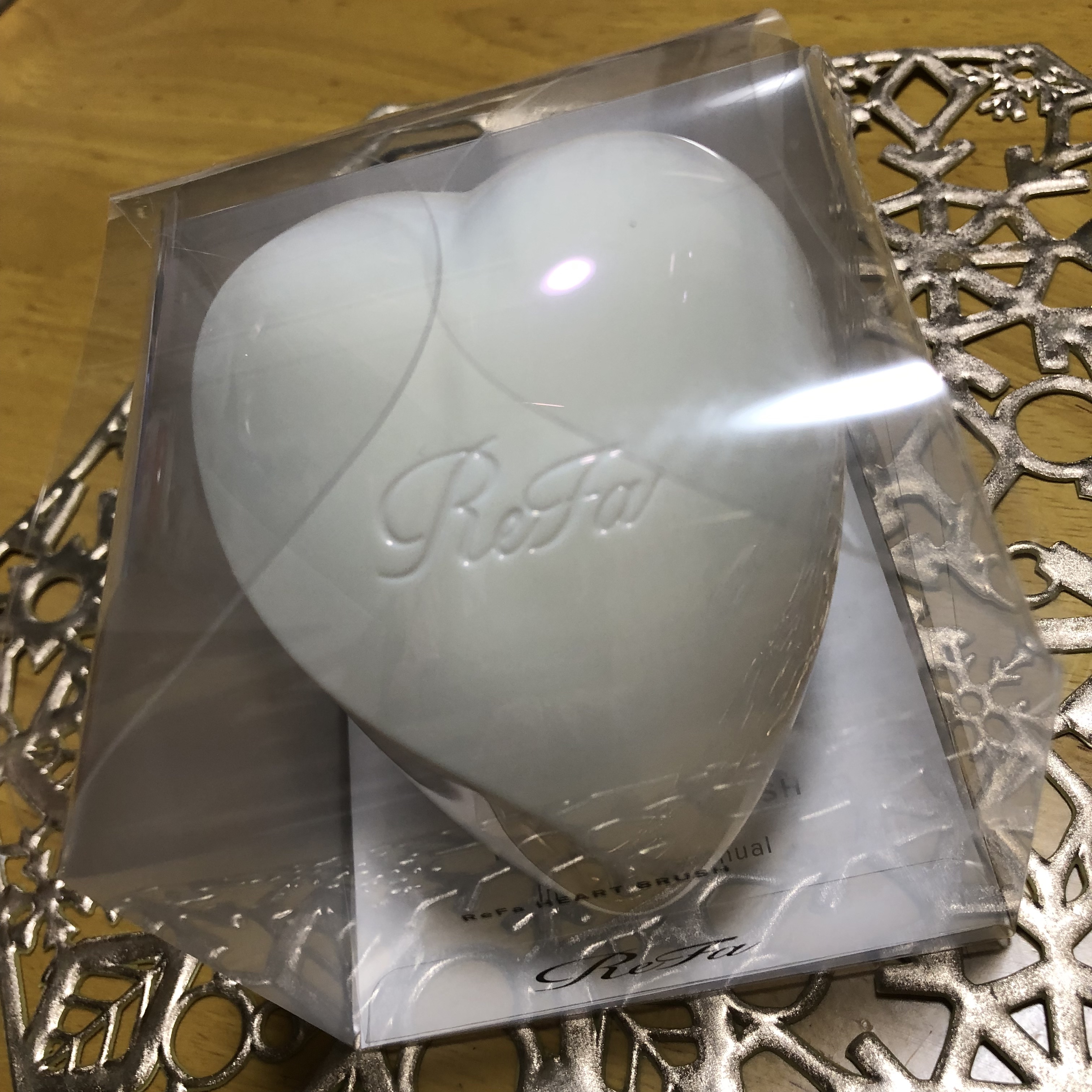 皆さん😁
こんにちはっ🎶

ずっとずぅーっと欲しかった❣️
ReFa  ハートブラシ🤍
オーロラホワイト✨

髪の毛サラサッラ💆🏻‍♀️✨
全体的にふんわりするのでよかったです❣️
個人差ありかも
ブラシにフタもついているので
持