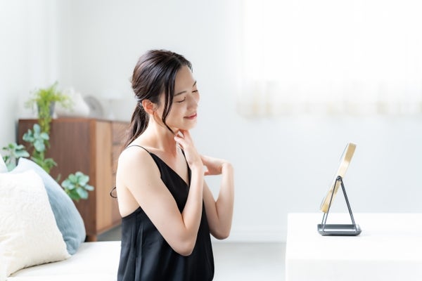 デコルテ周りをマッサージする女性