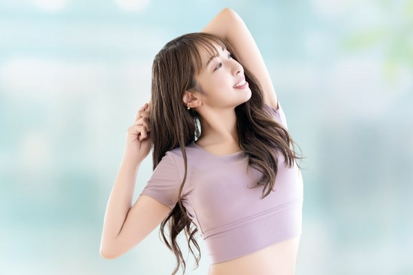 ストレッチをする女性