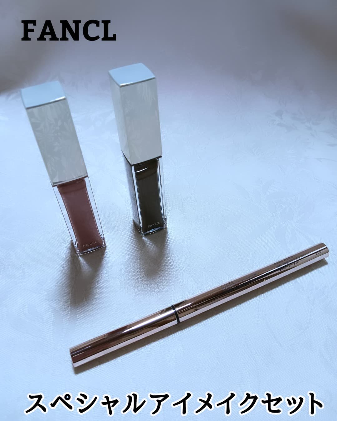 【リキッドアイグロス】

カラーはシフォンピンクとリーフブラウン。
単色で綺麗な発色。
シフォンピンクは春らしい優しい目元になって可愛いです。
また、ブラウンを目のキワに塗ると2色で大人っぽくなります。

大小のパールがキラッと輝いてお気に