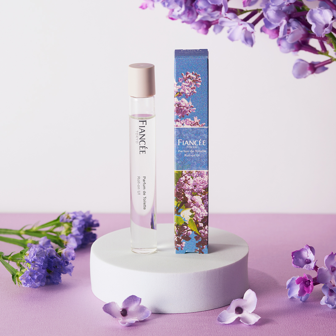 NEW「パルファンドトワレ ロールオン UI」がまもなく発売！

ライラックの花言葉「初恋」からインスパイアされた、
柔らかで透明感溢れる香りです。
初恋の清らかさを花々で、繊細な心をムスクで表現しました。

持ち歩きに便利なロールオンタイ